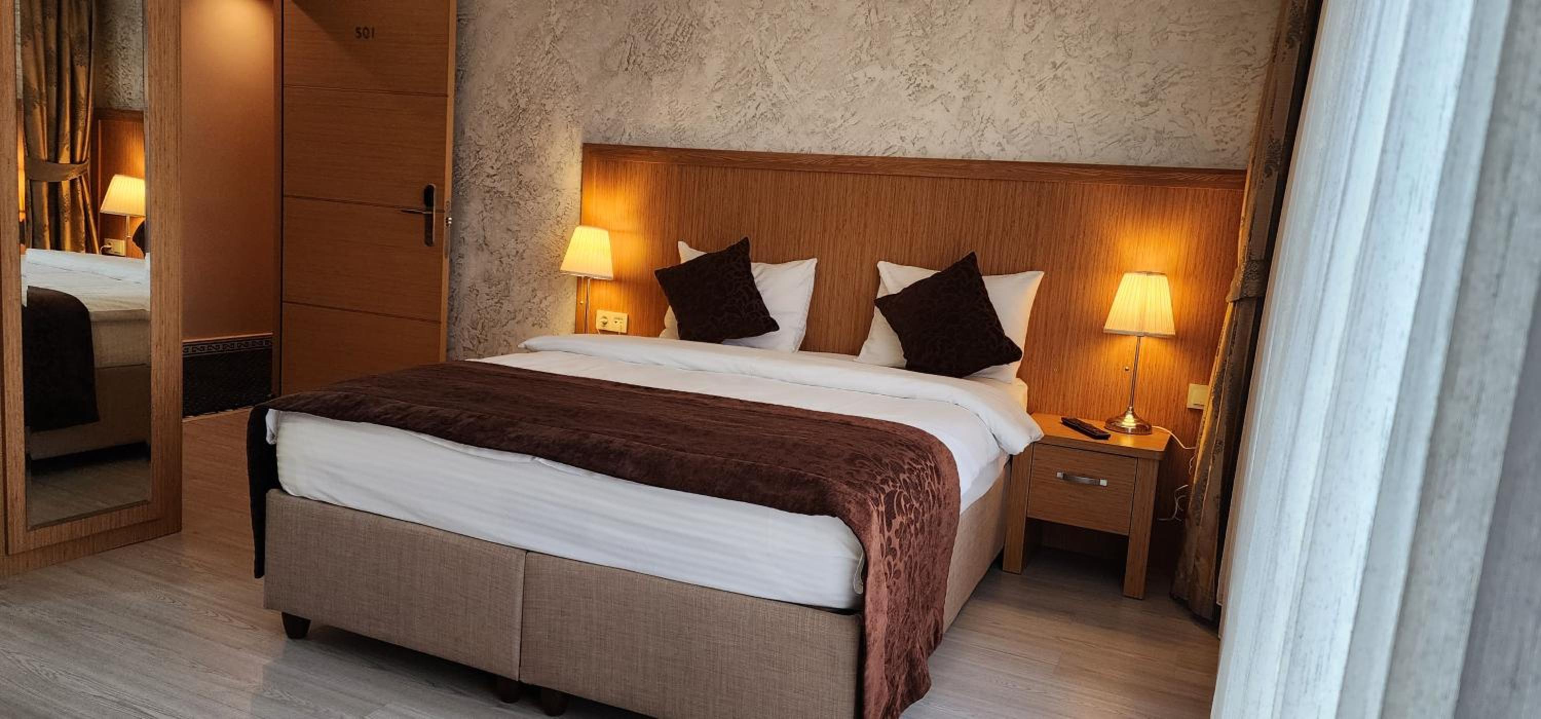 Deluxe Double Room with Balcony photo 2