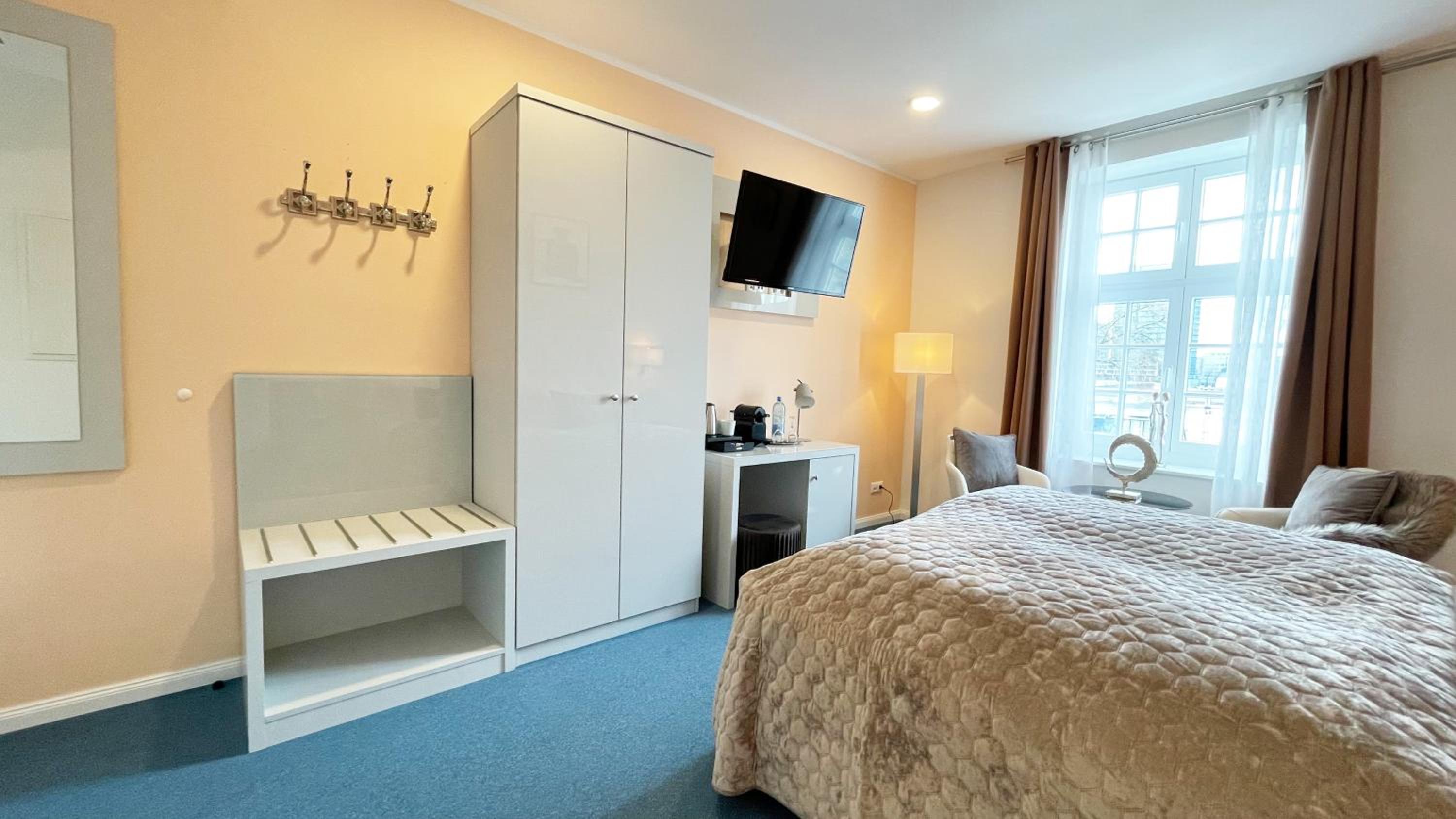 Large Double Room with River View - Photo 30