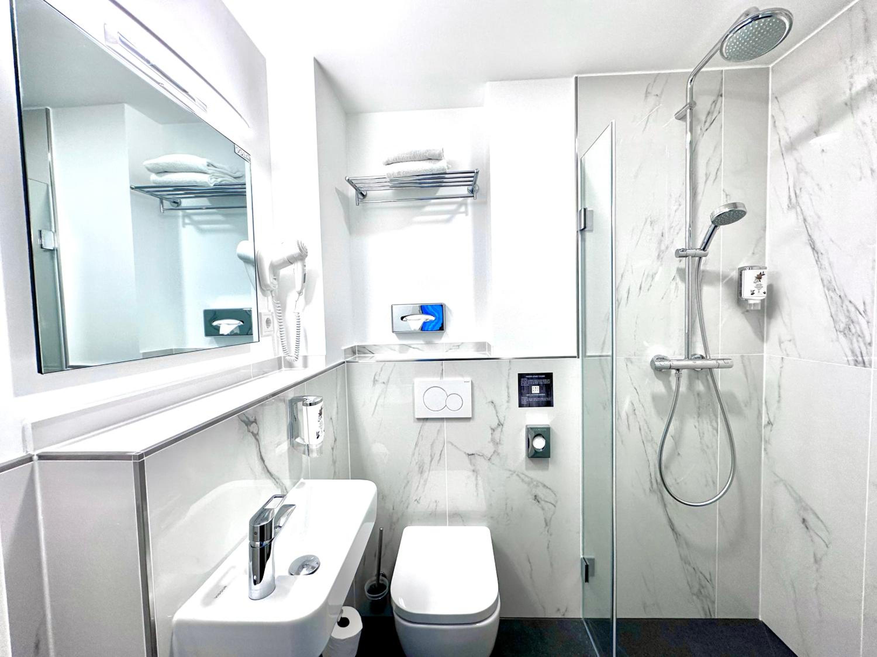 Compact Double Room with River View - Photo 5