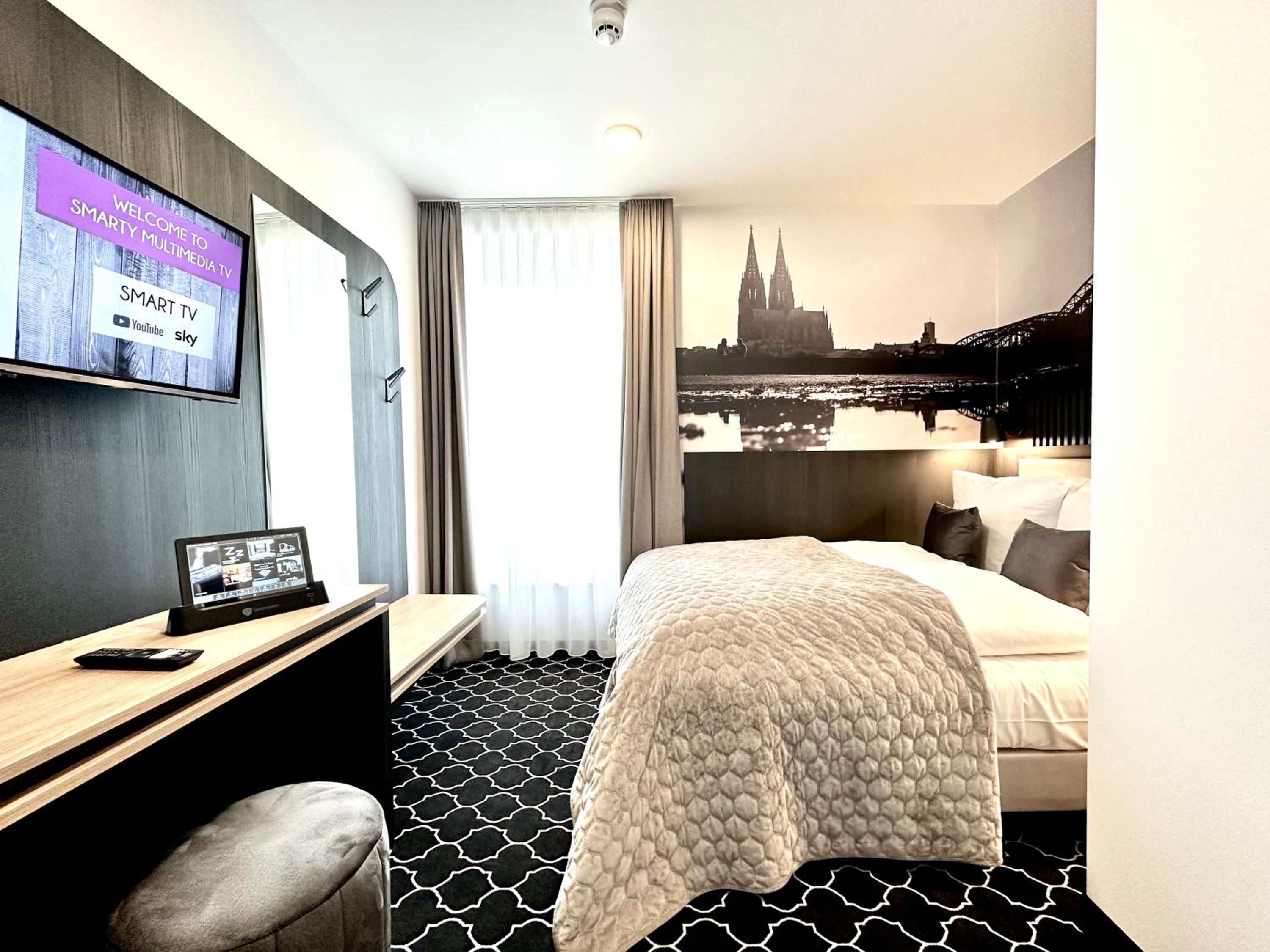 Compact Double Room with River View - Photo 1