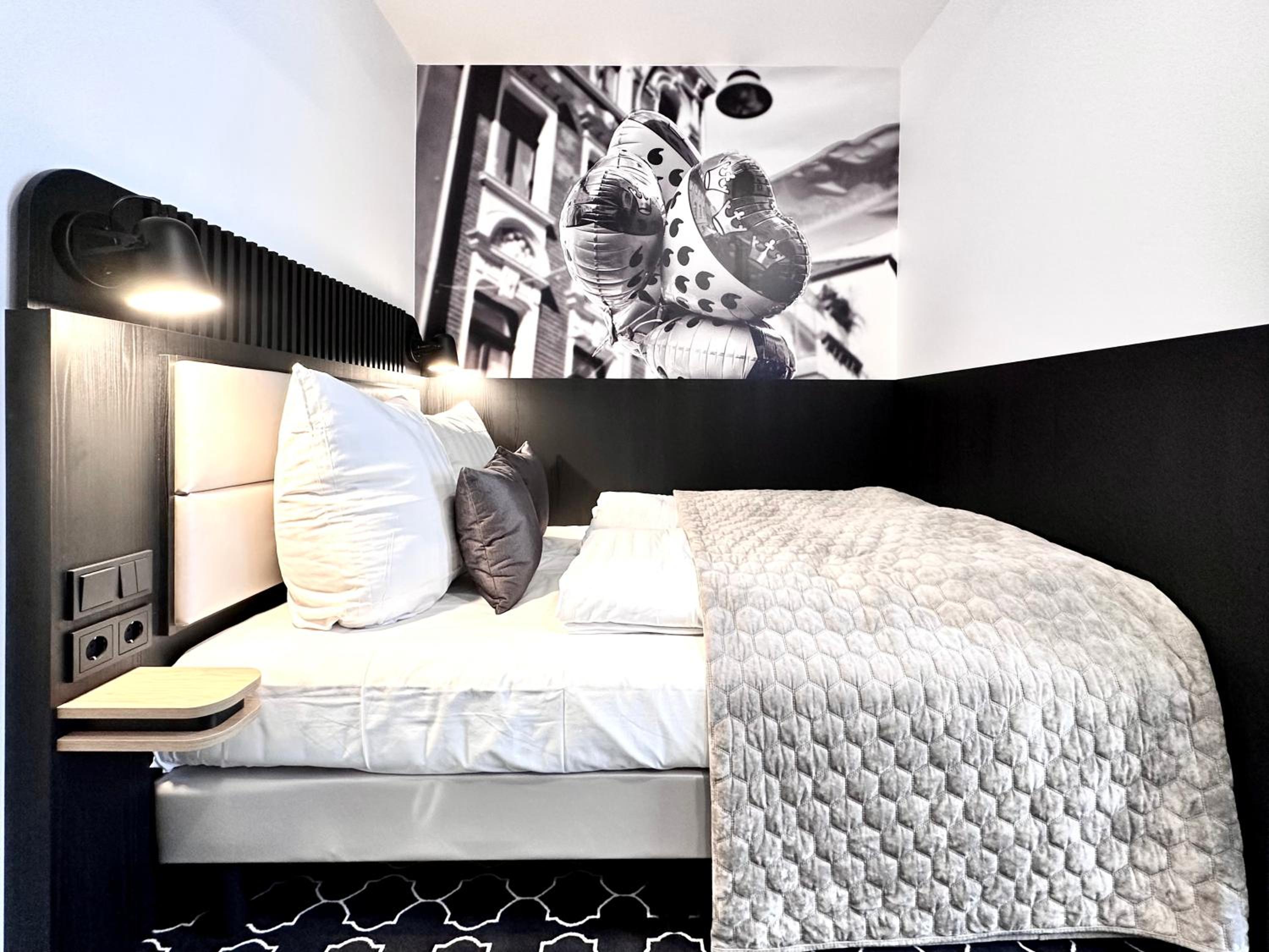 Compact Double Room with River View - Photo 3