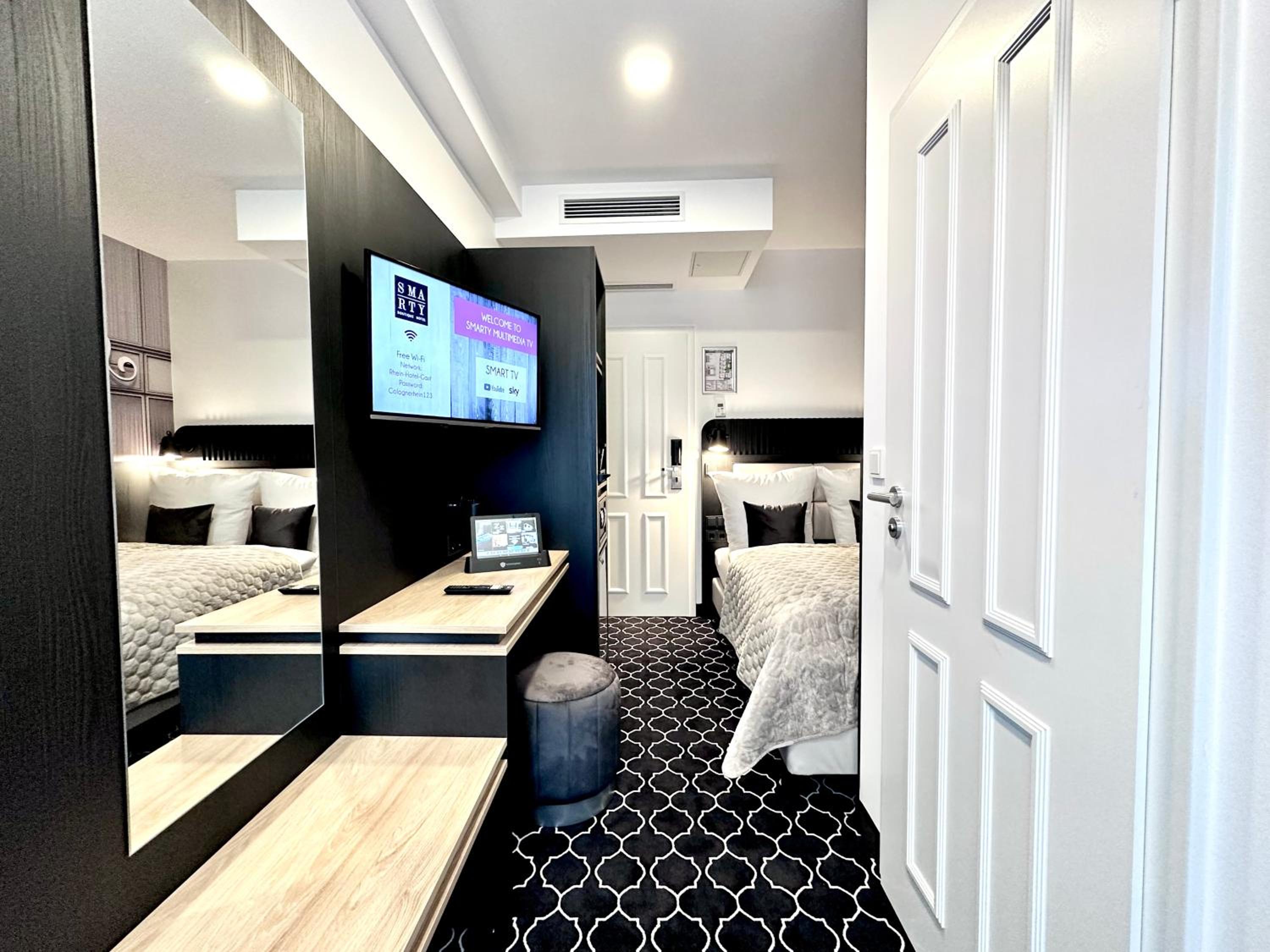 Compact Double Room with River View - Photo 4