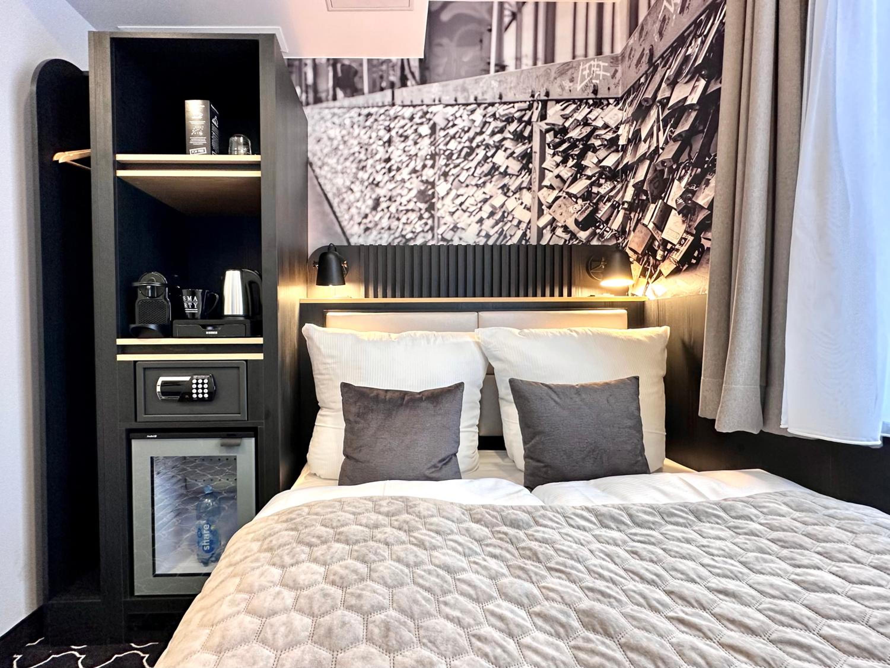 Compact Double Room with River View - Photo 8
