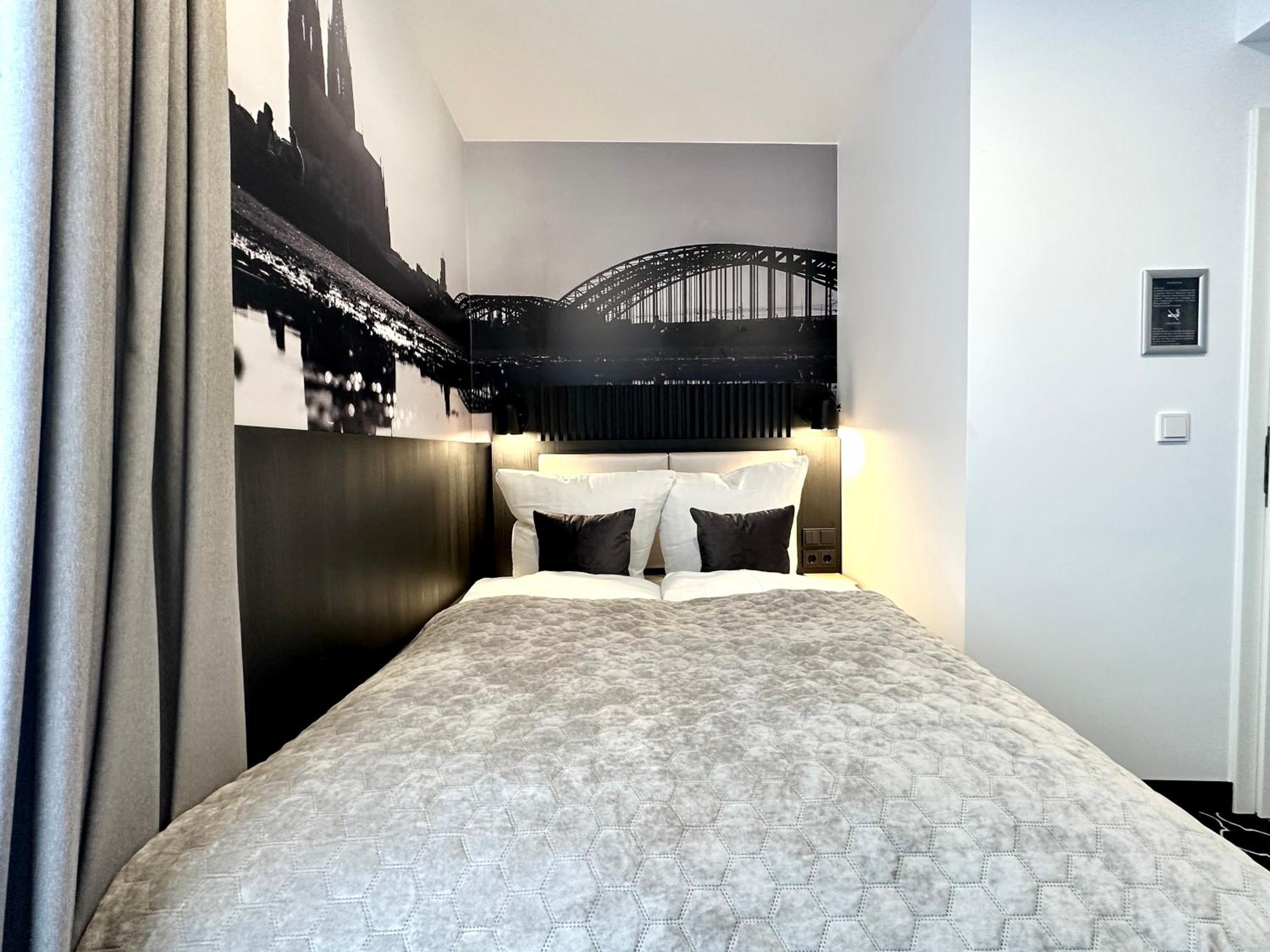 Compact Double Room with River View - Photo 10