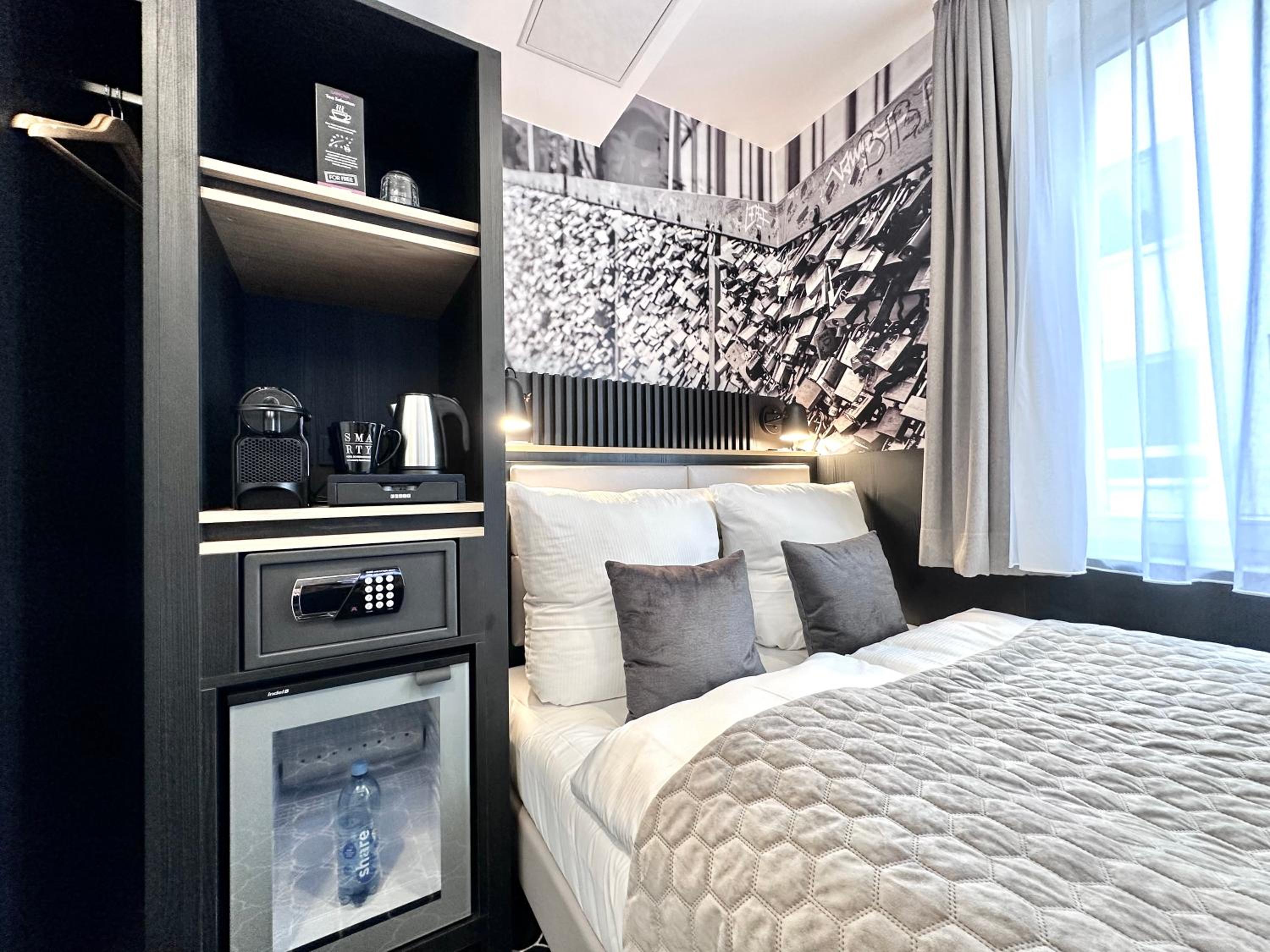 Compact Double Room with River View - Photo 6
