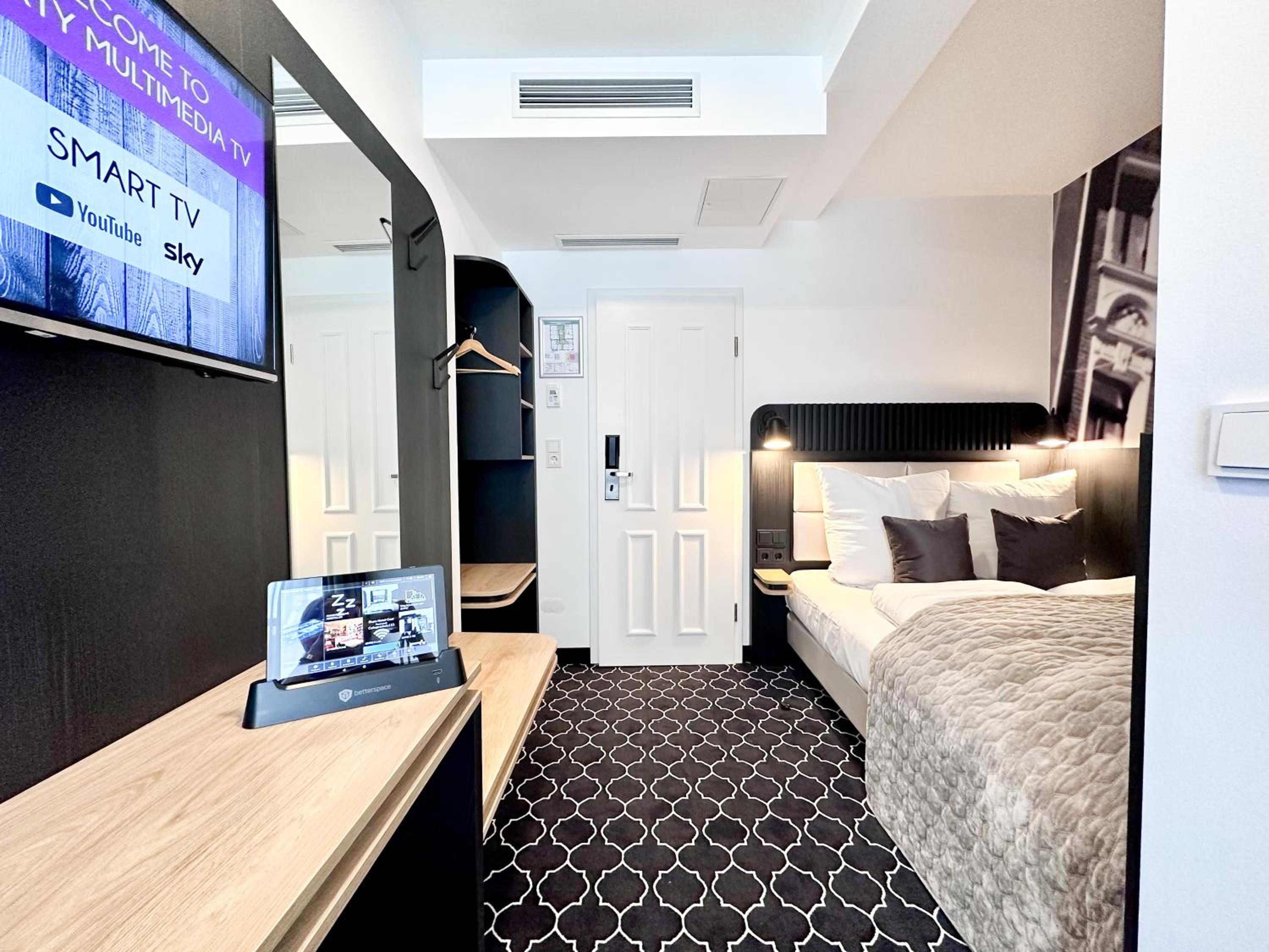 Compact Double Room with River View - Photo 28