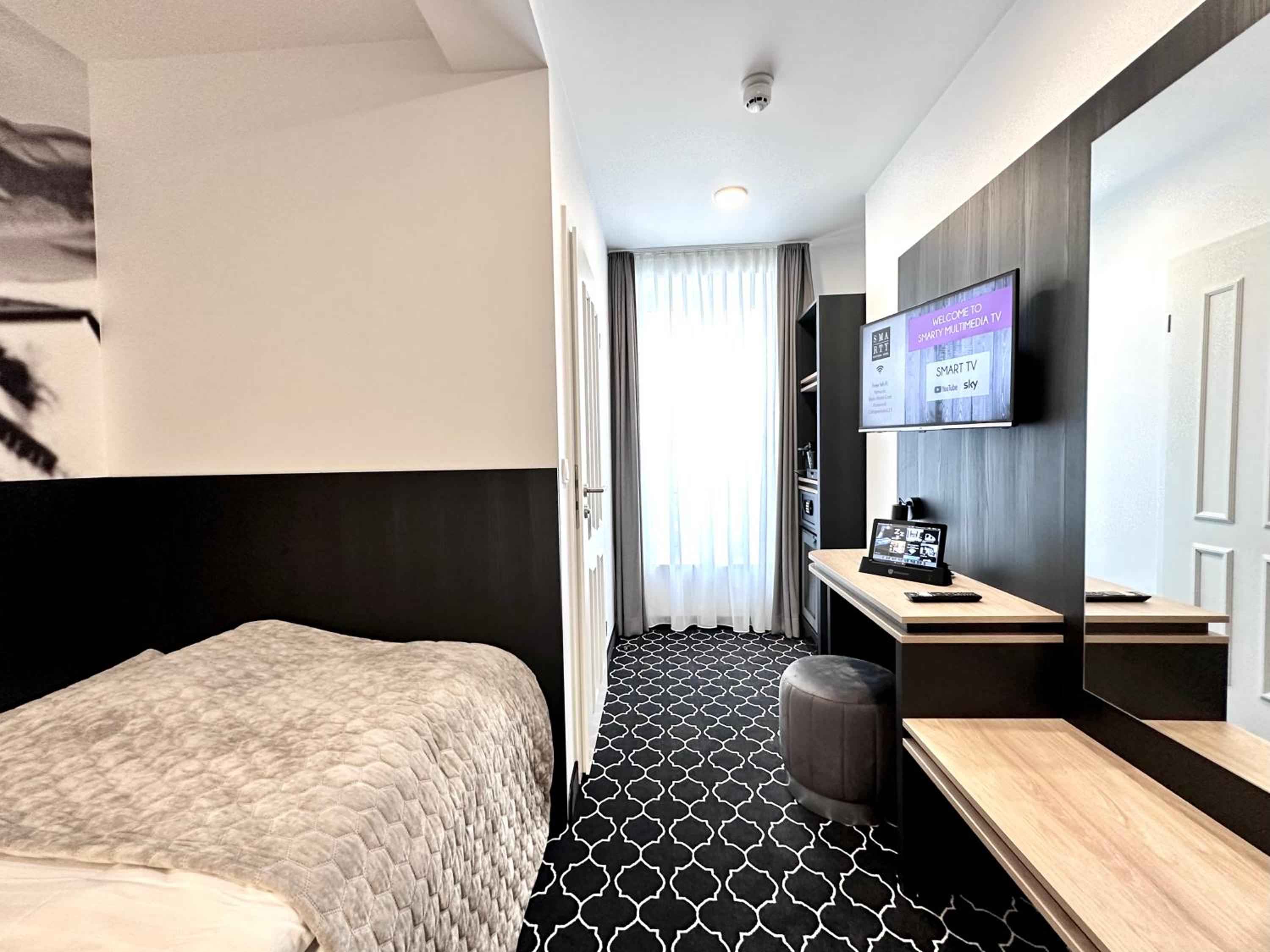 Compact Double Room with River View - Photo 2