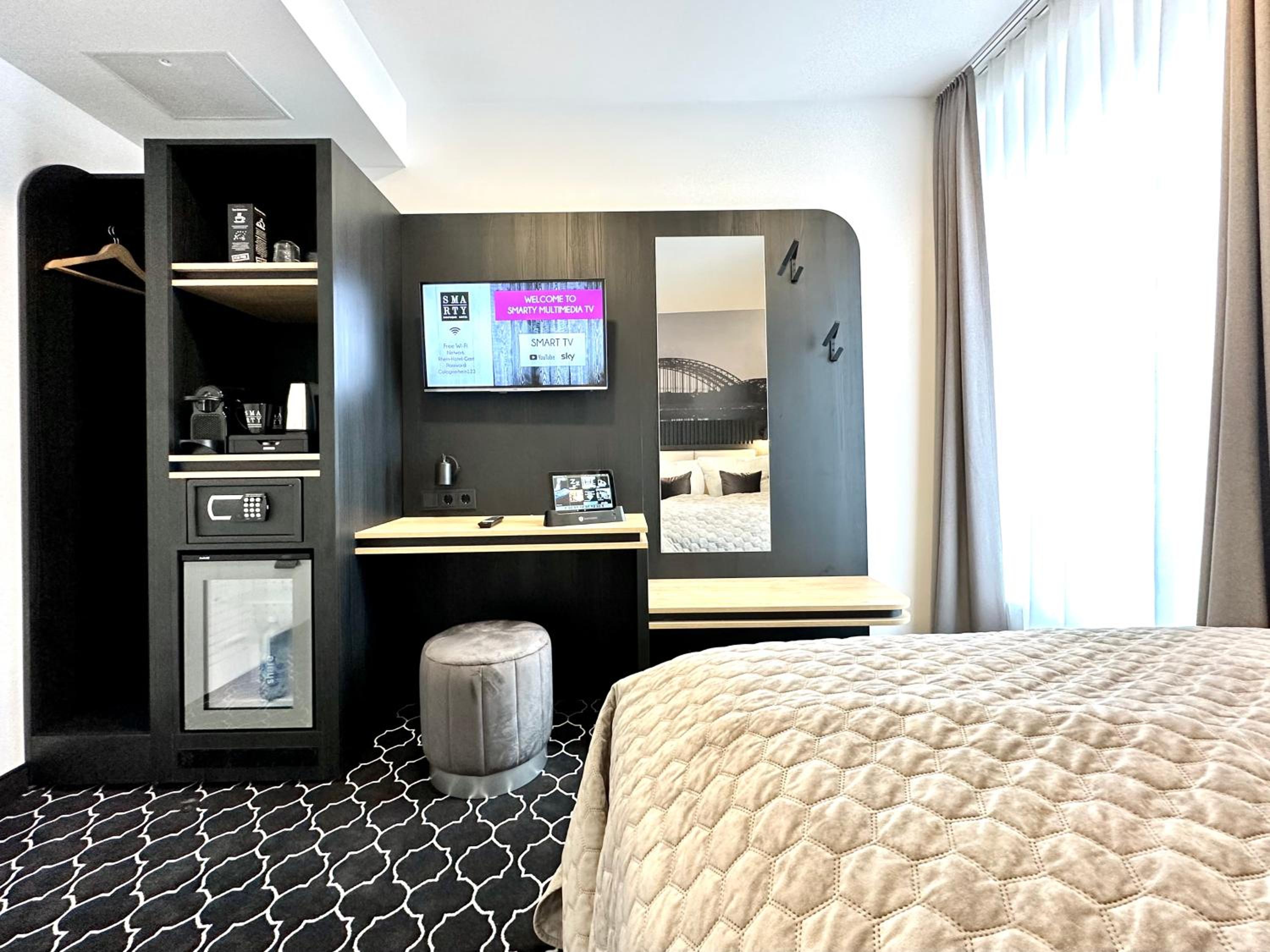 Compact Double Room with River View - Photo 18