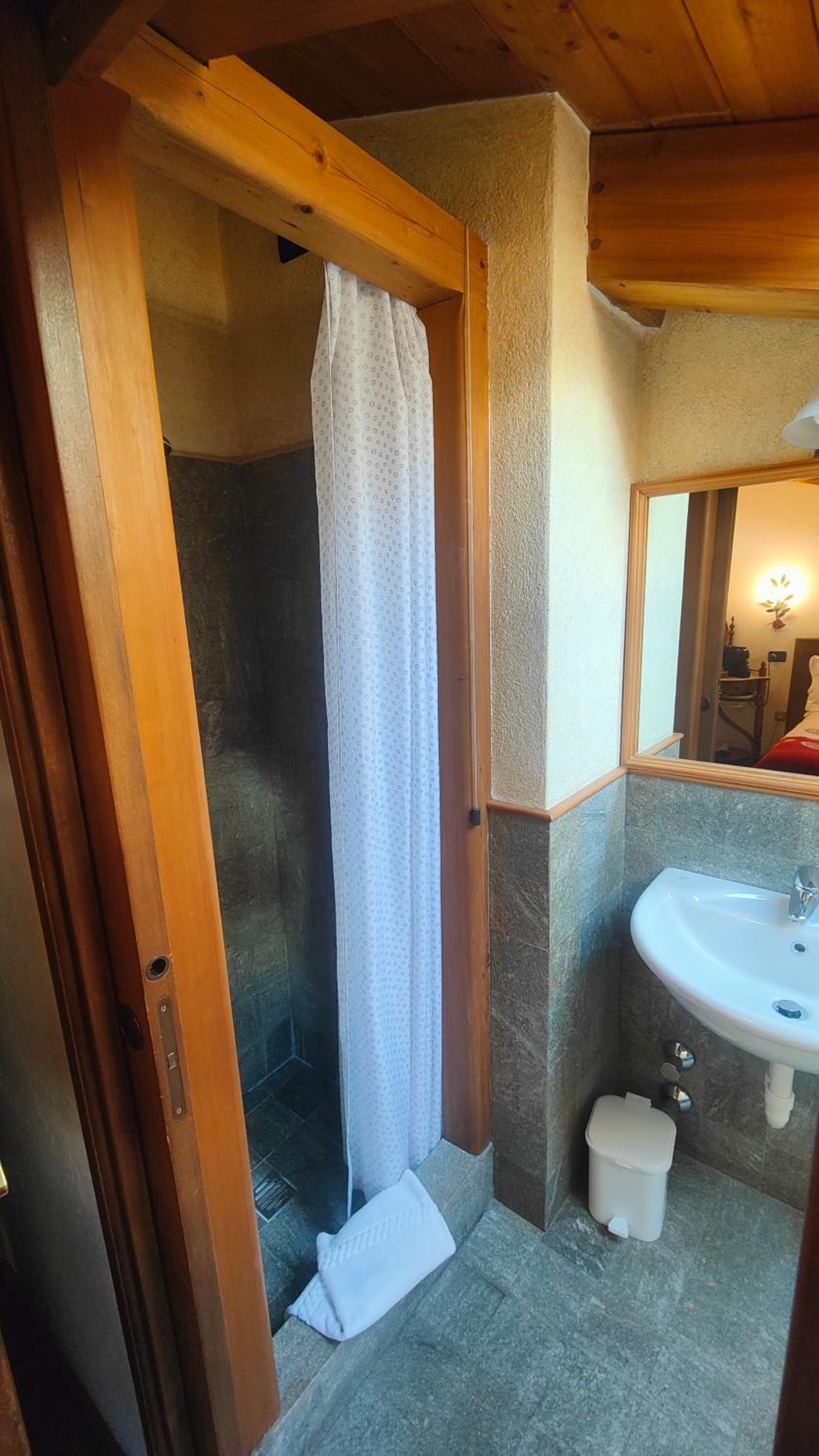Double Room - Photo 5