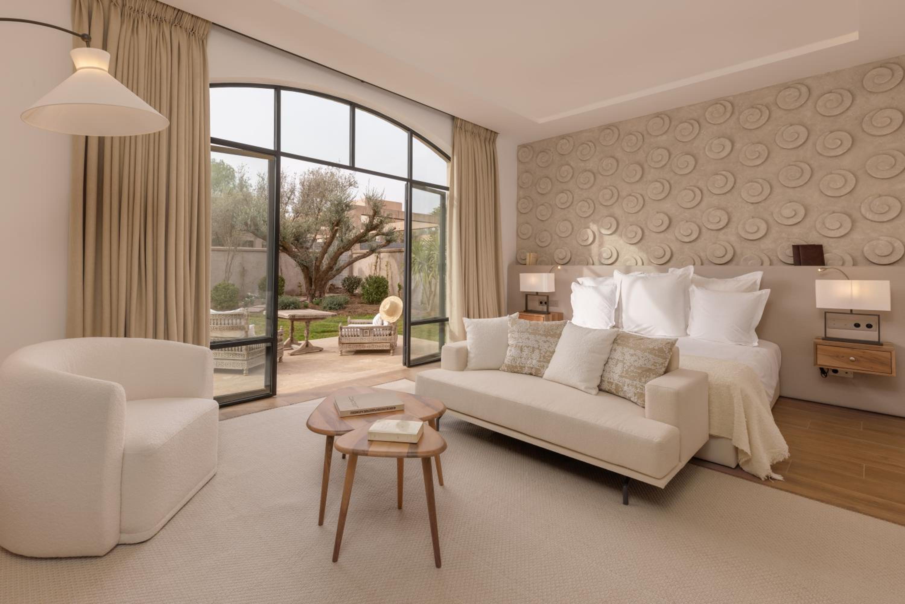 Deluxe Queen Suite - Photo 2