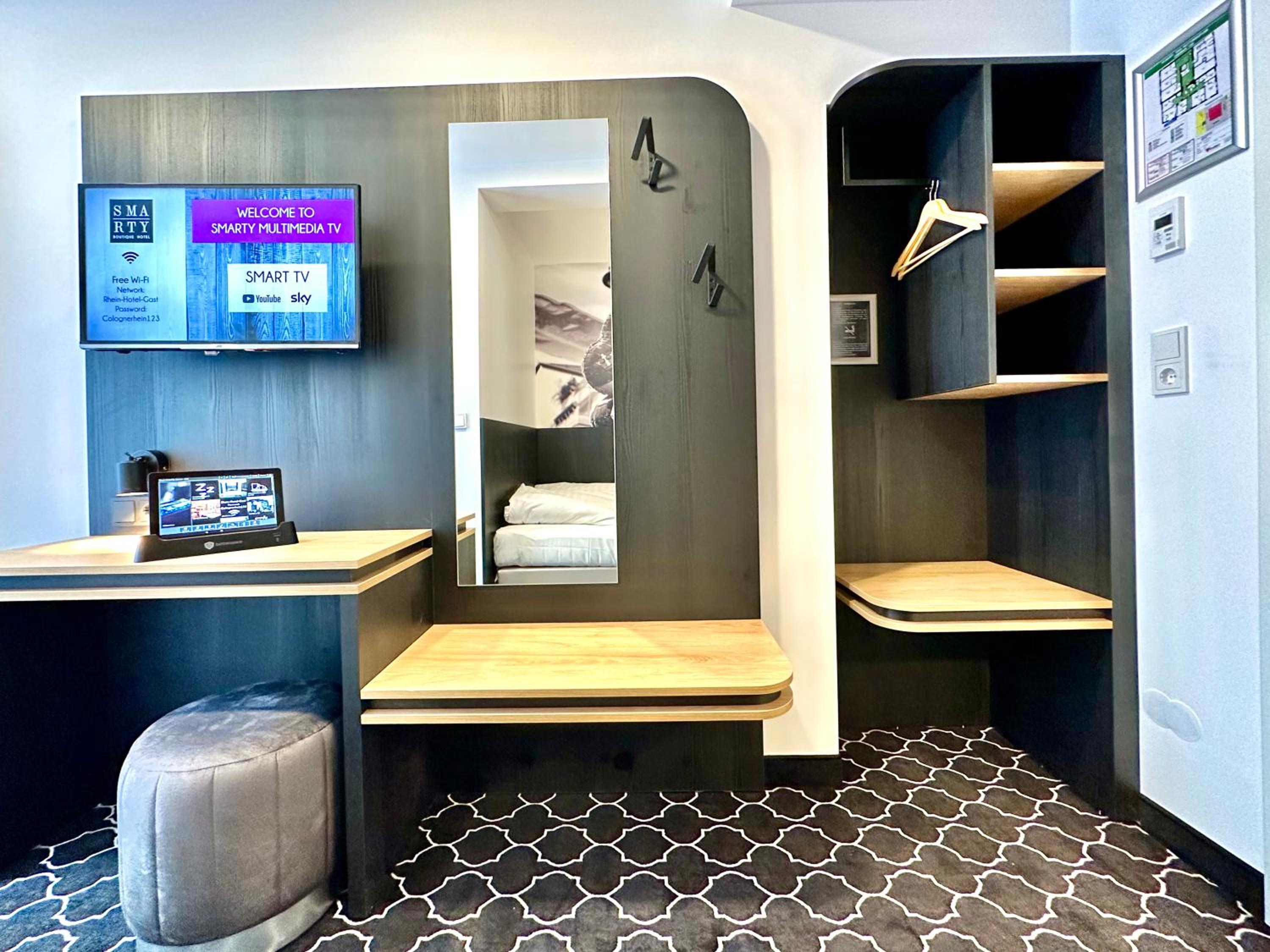 Compact Double Room with River View - Photo 11