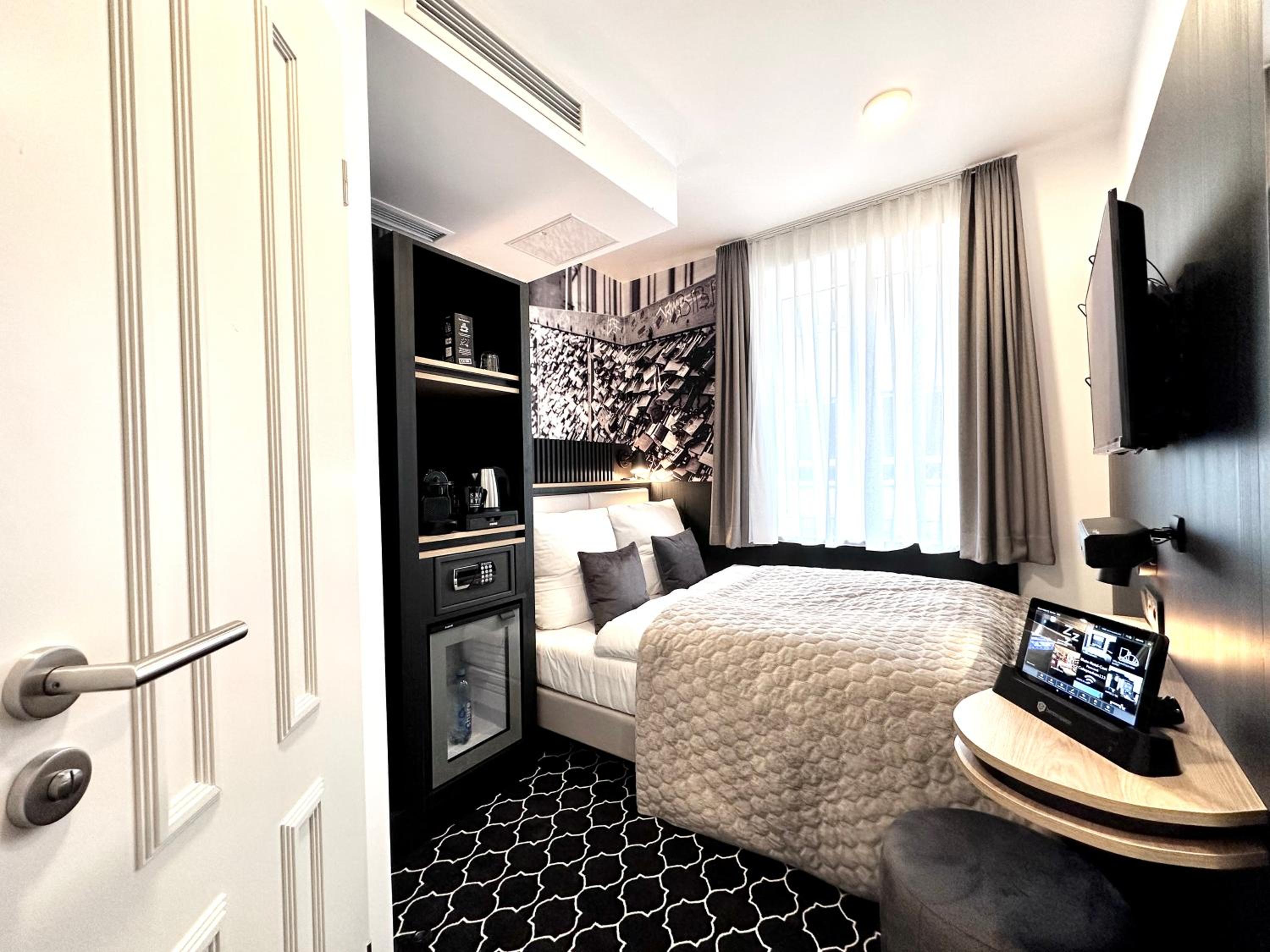 Compact Double Room with Old Town View - Photo 13