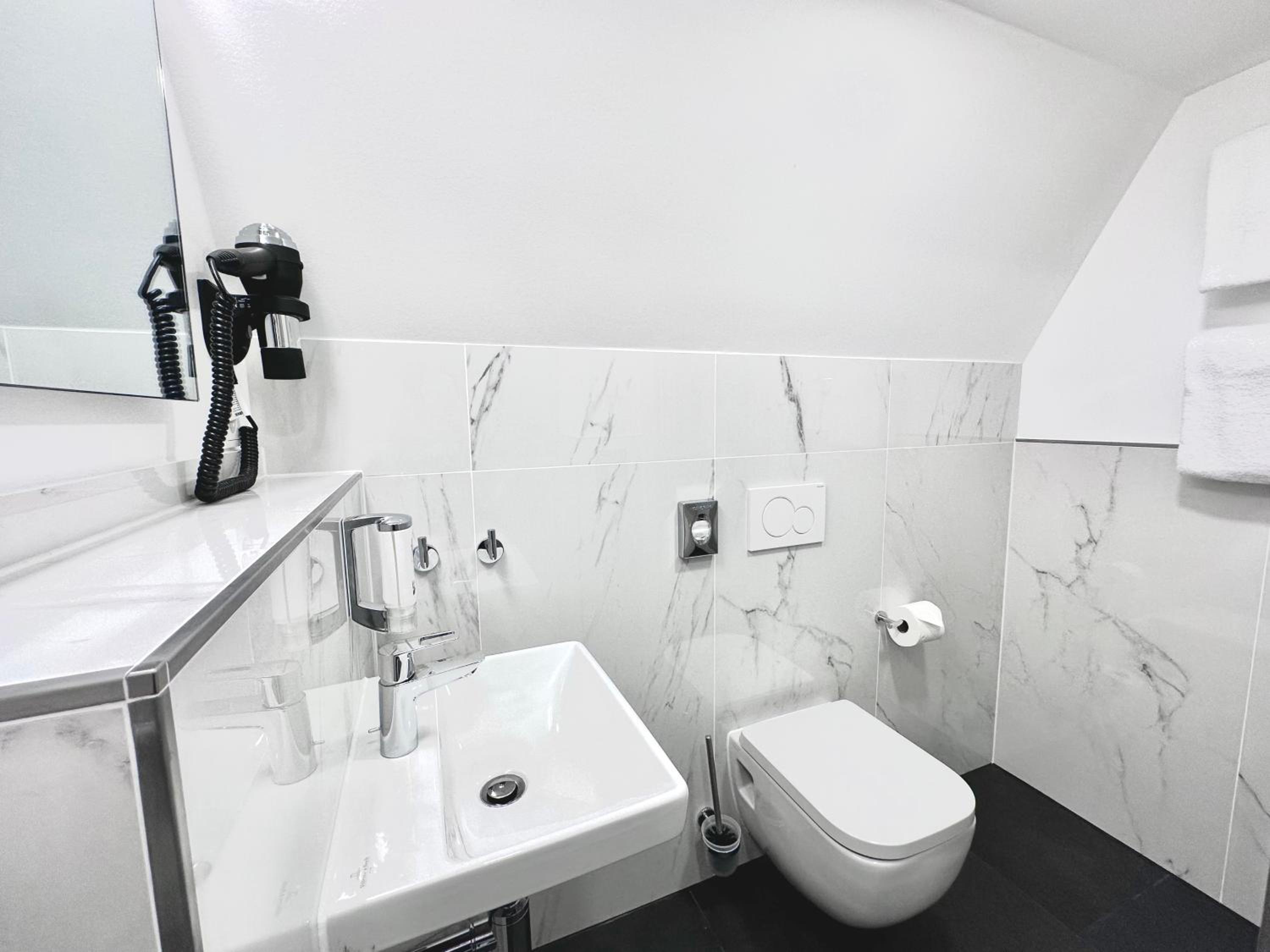 Two-Bedroom Suite with River View - Photo 19