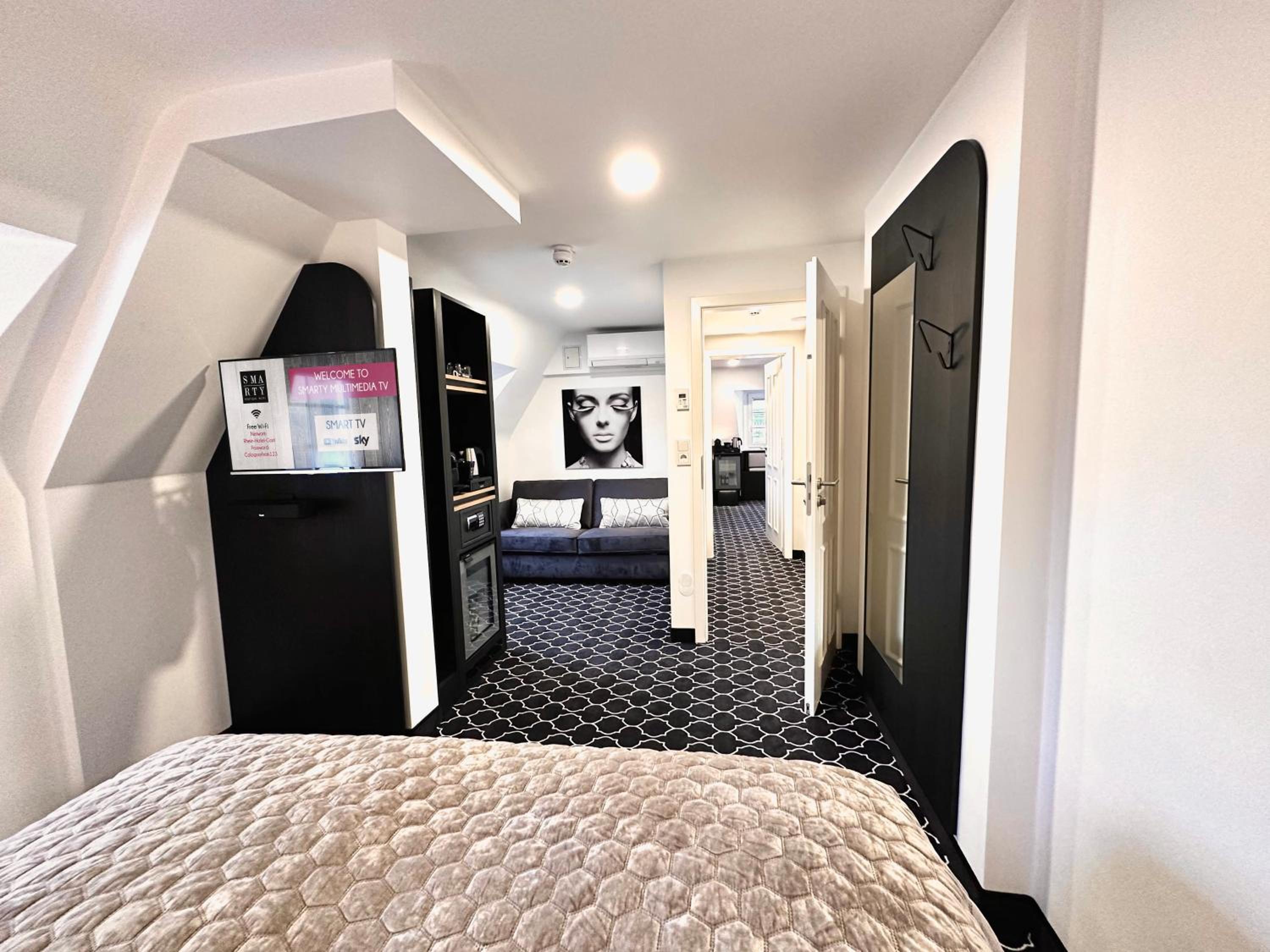 Two-Bedroom Suite with River View - Photo 20
