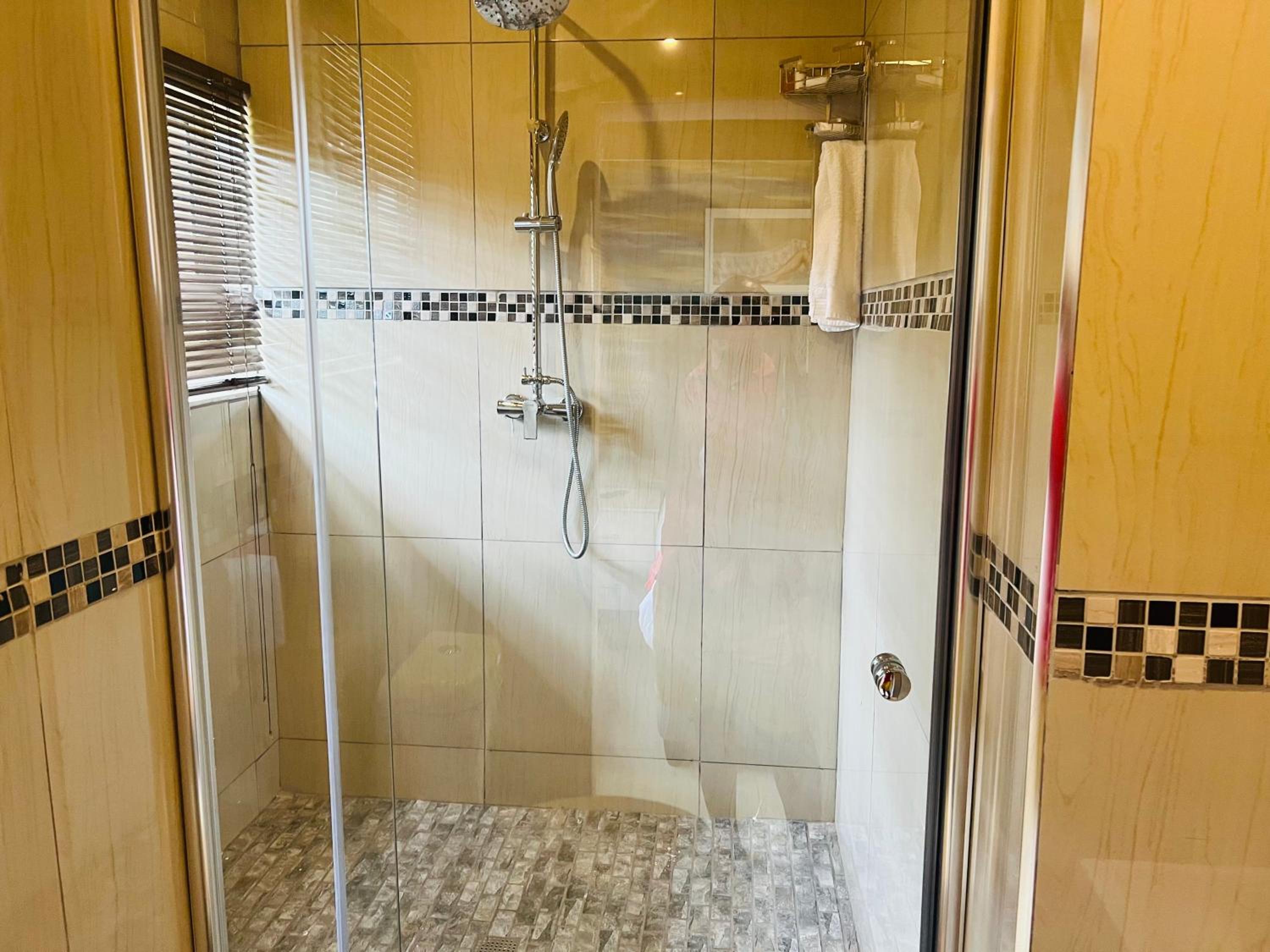 Deluxe Double Room with Shower - Photo 4