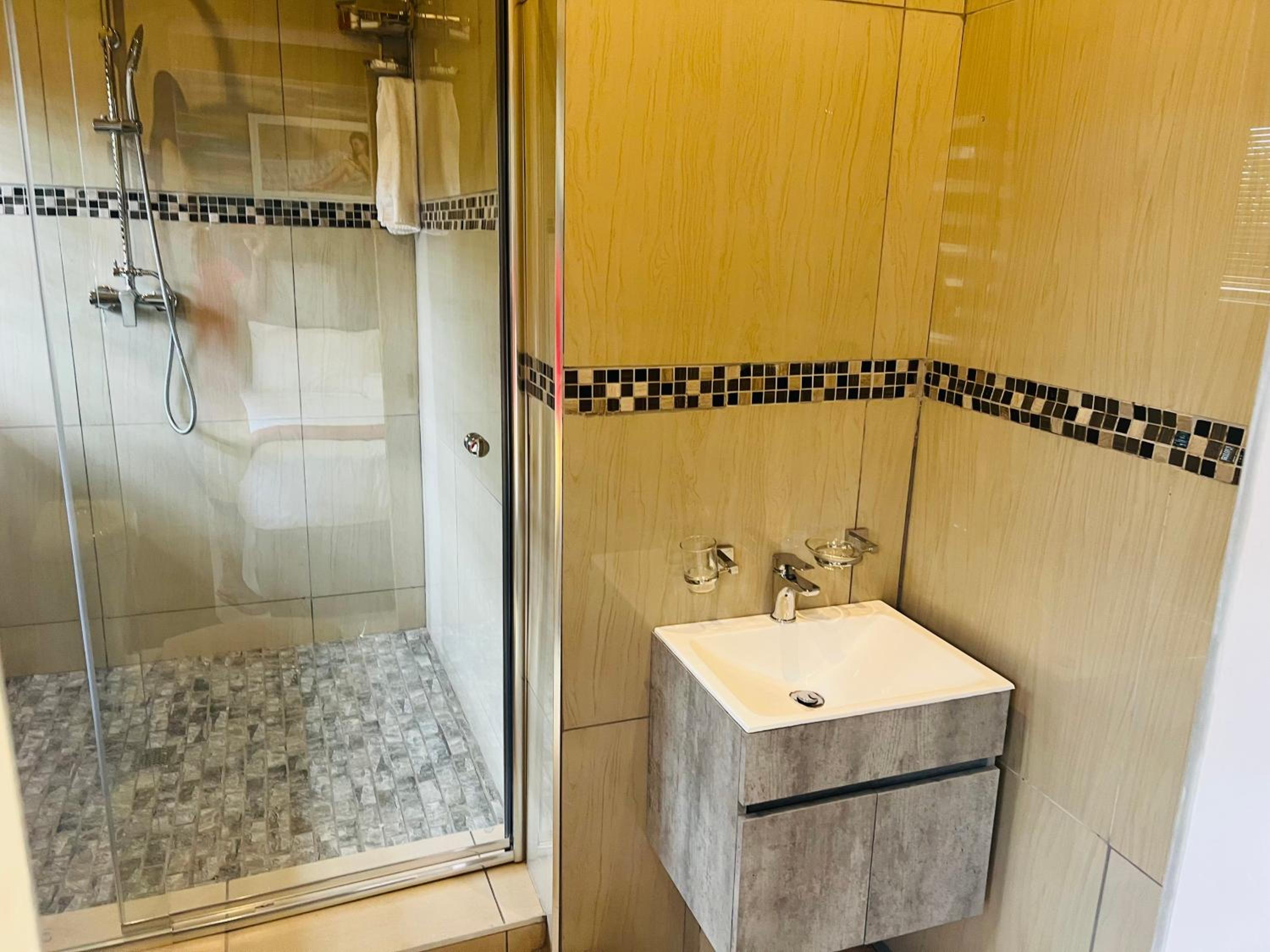 Deluxe Double Room with Shower - Photo 5