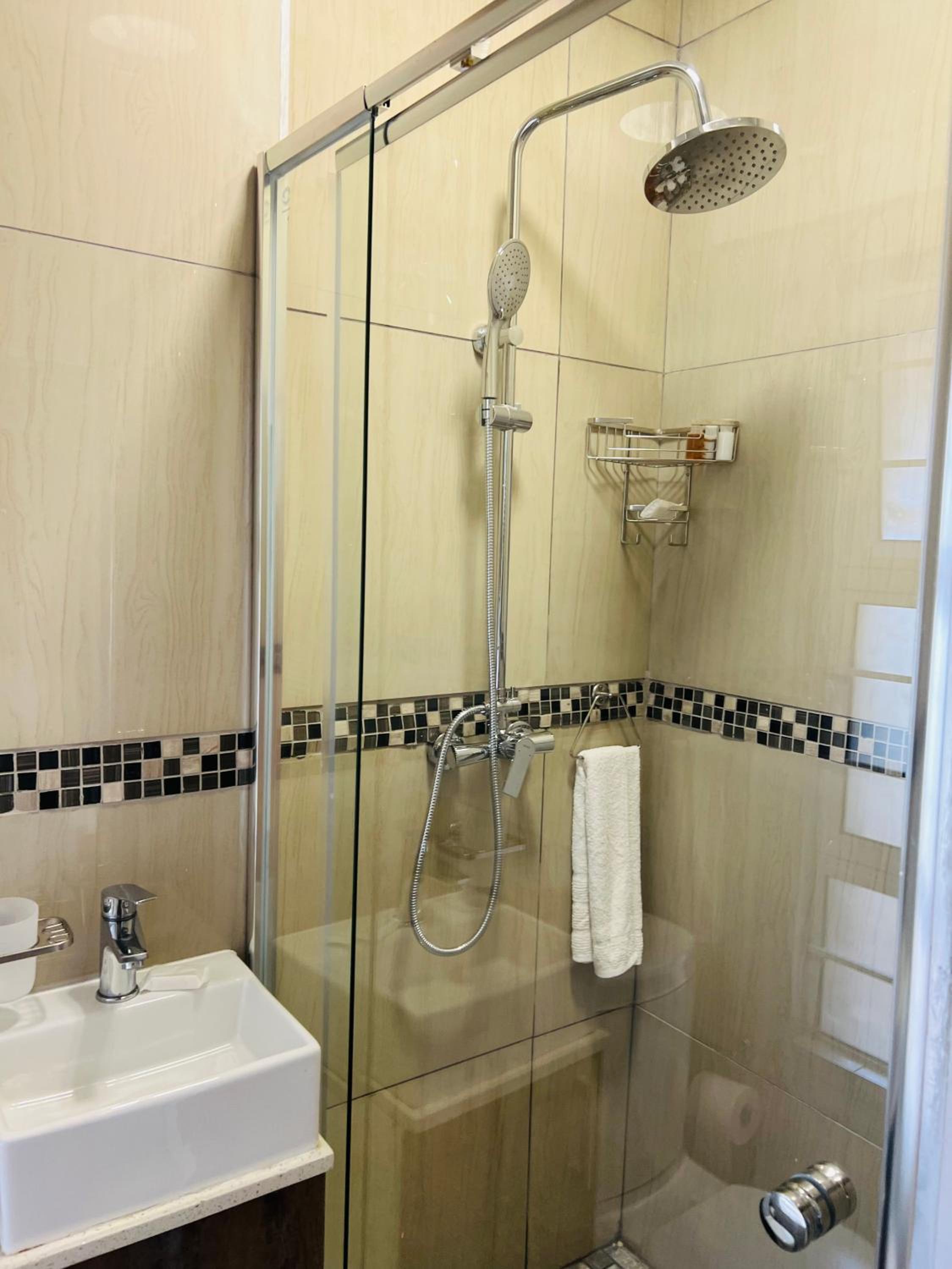 Deluxe Queen Room - Photo 7