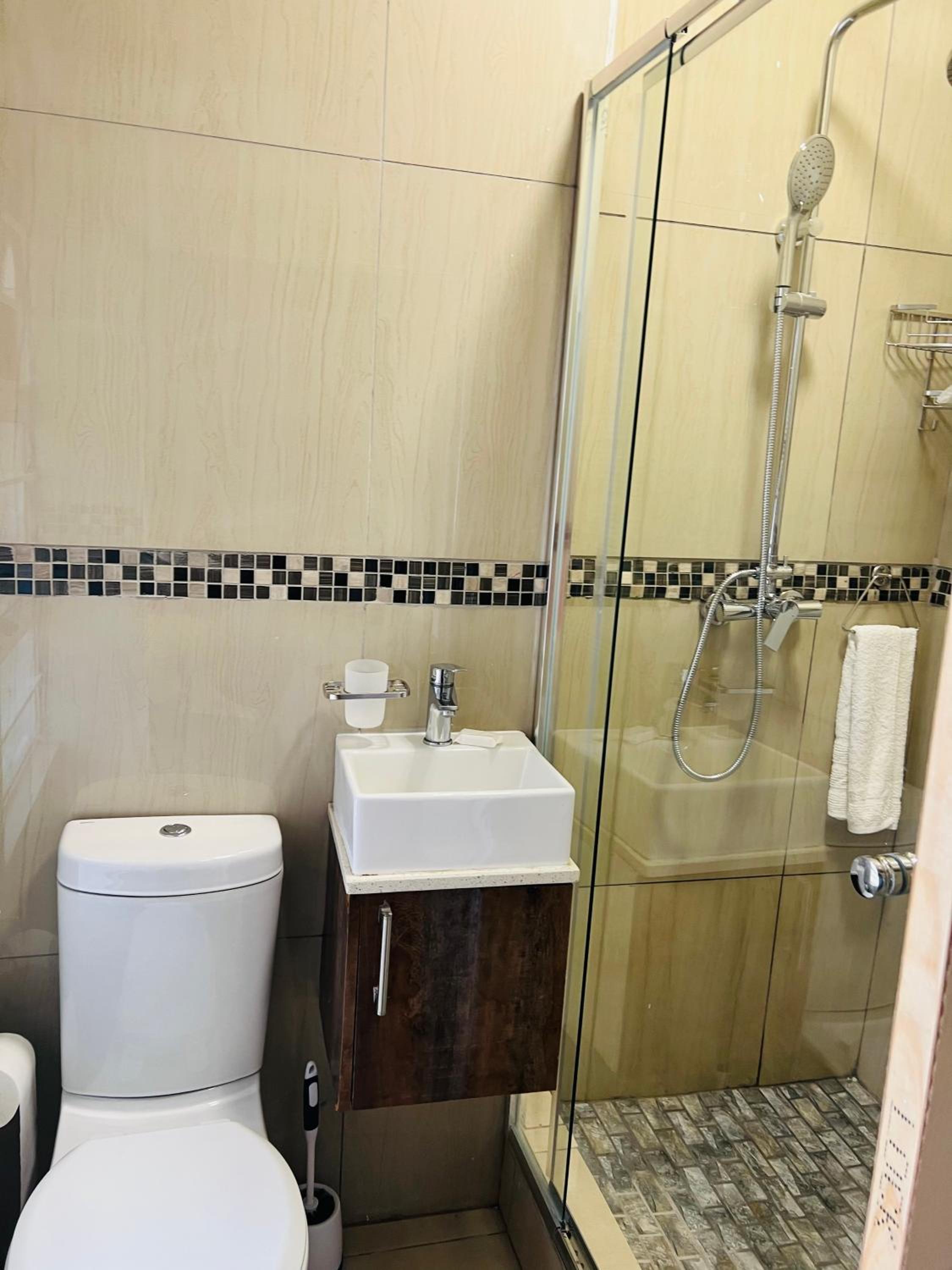 Family Room with Private Bathroom - Photo 3