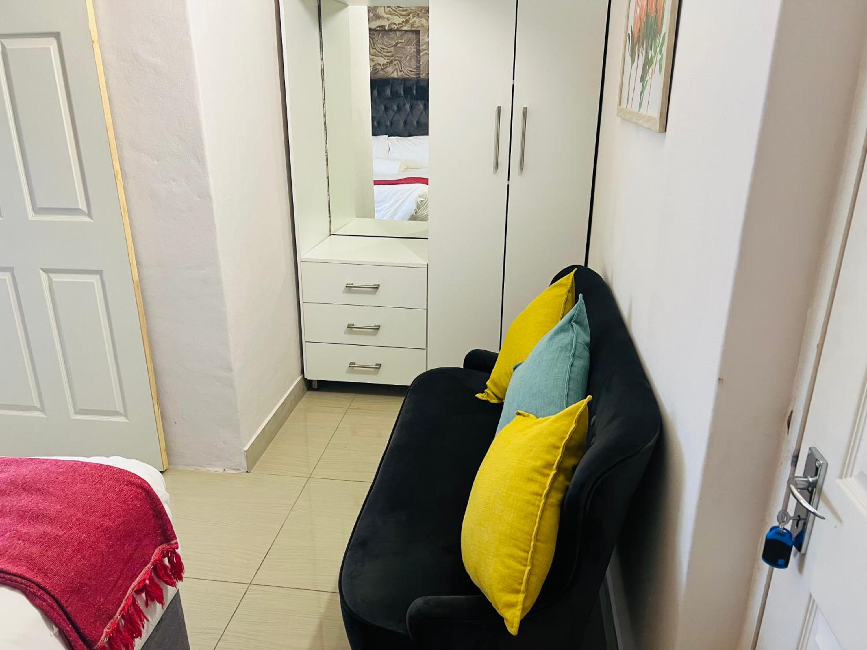 Deluxe Queen Room - Photo 10