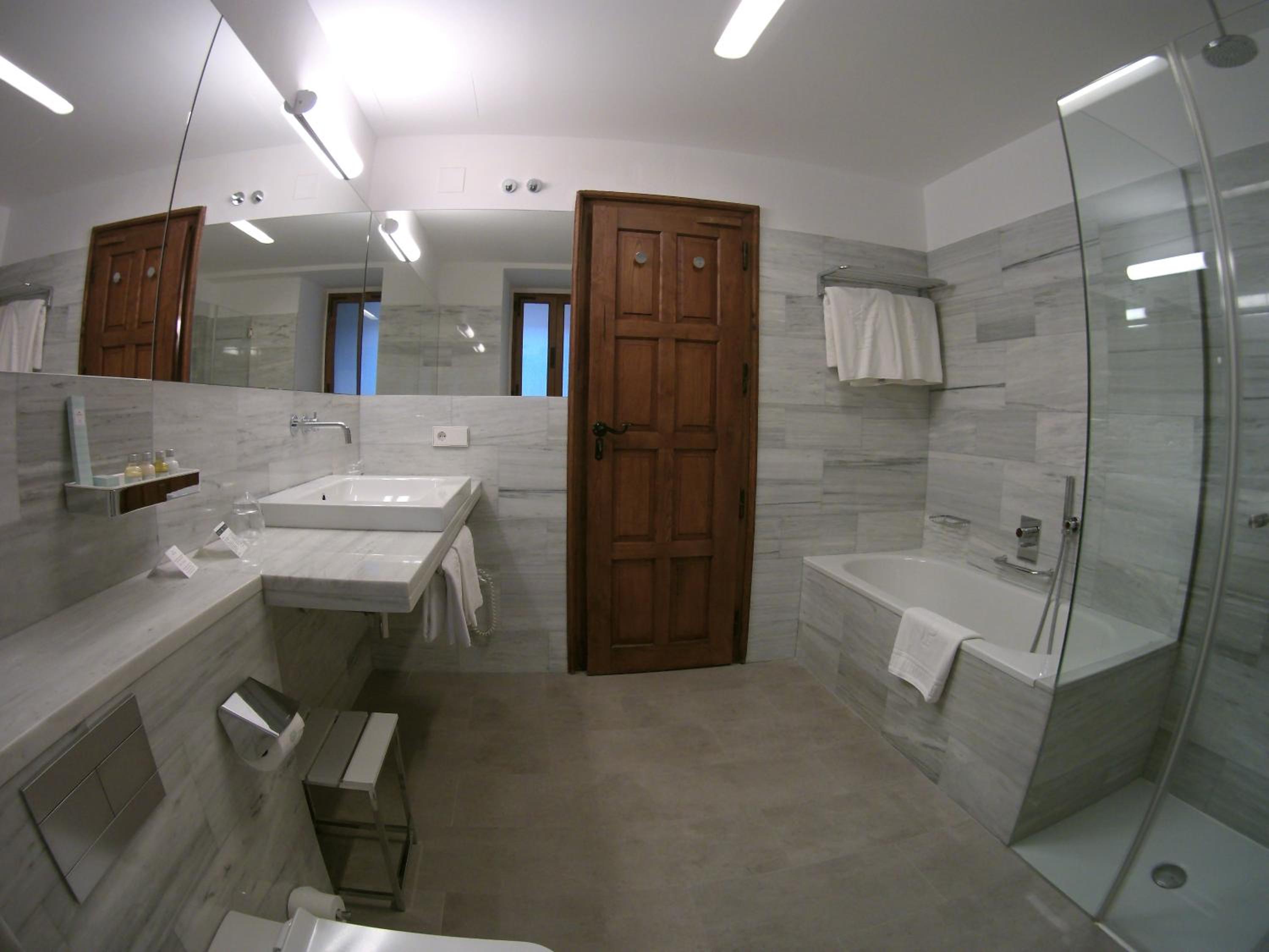 Standard Double Room (2 Adults + 1 Child) - Photo 5