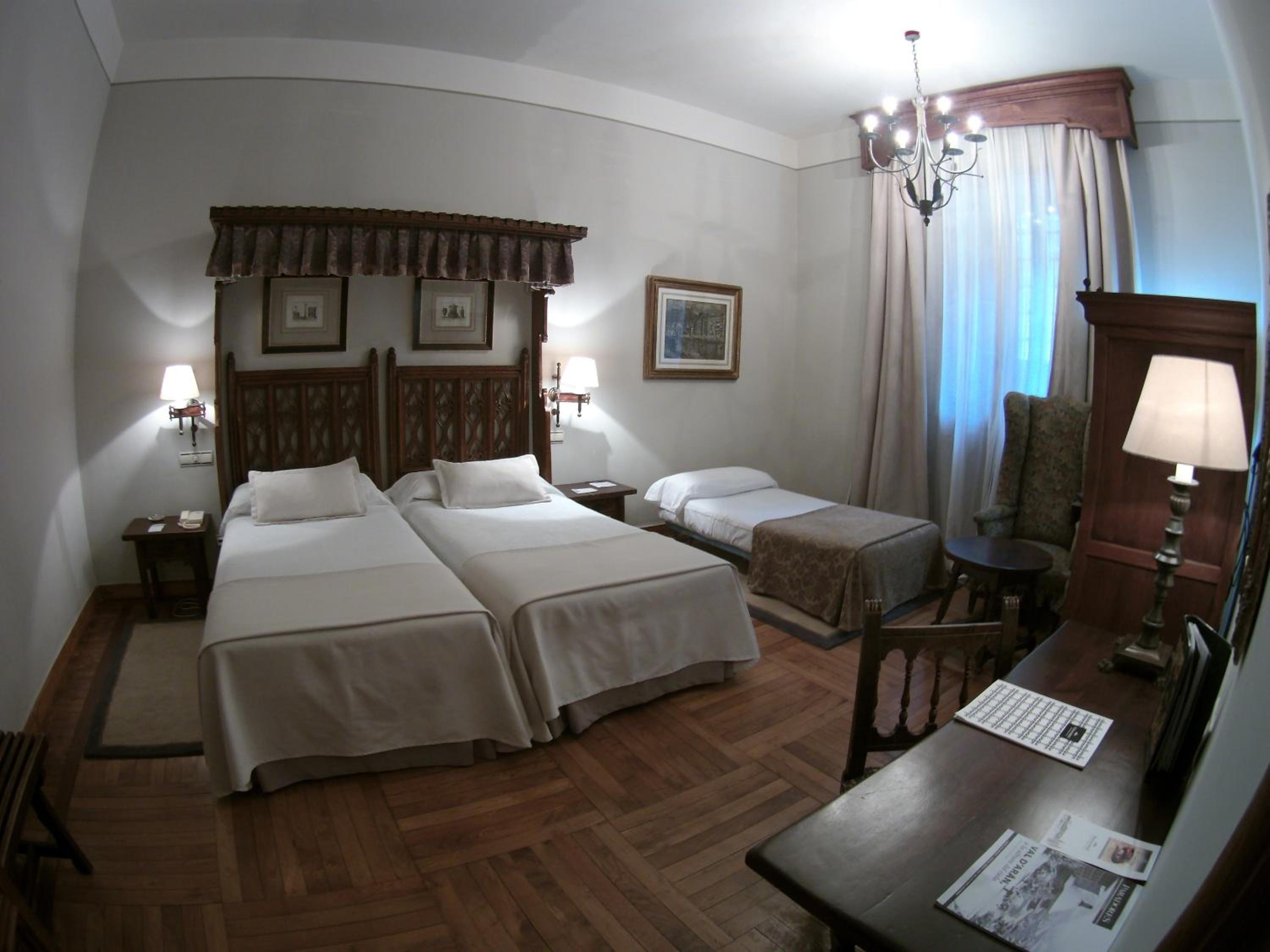 Standard Double Room (2 Adults + 1 Child) - Photo 1