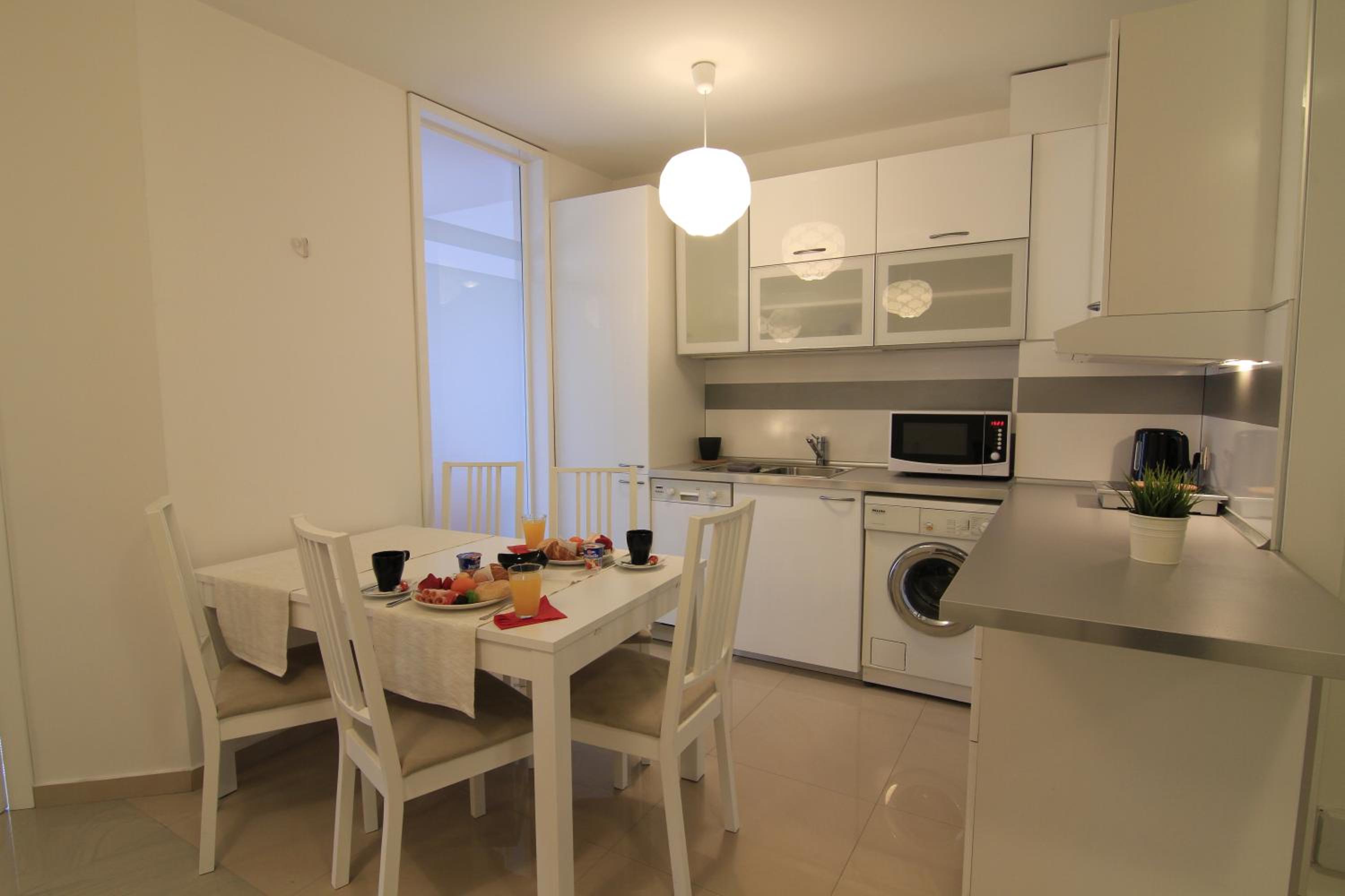 Deluxe One-Bedroom Apartment with Balcony  - Photo 13