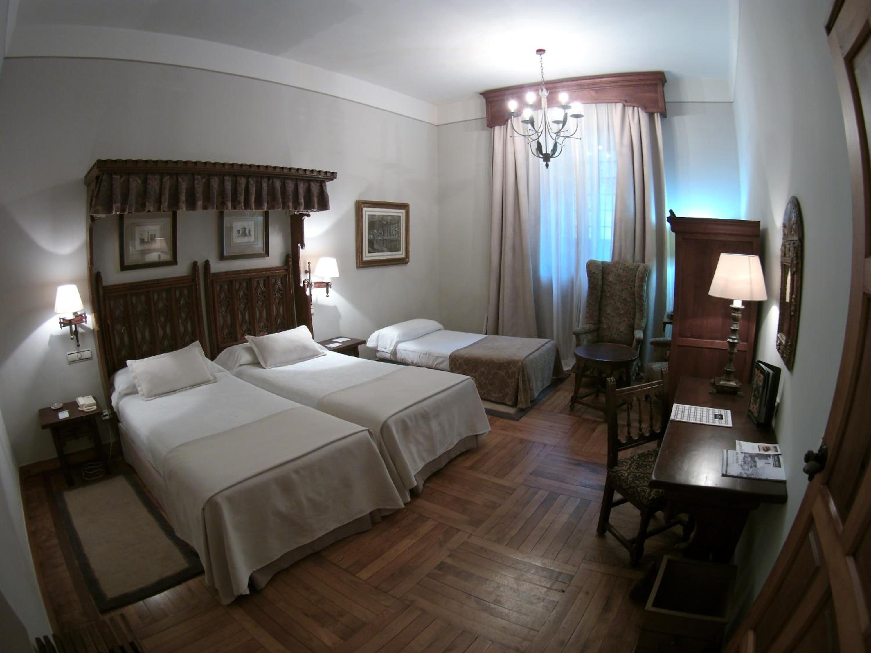 Standard Double Room (2 Adults + 1 Child) - Photo 2