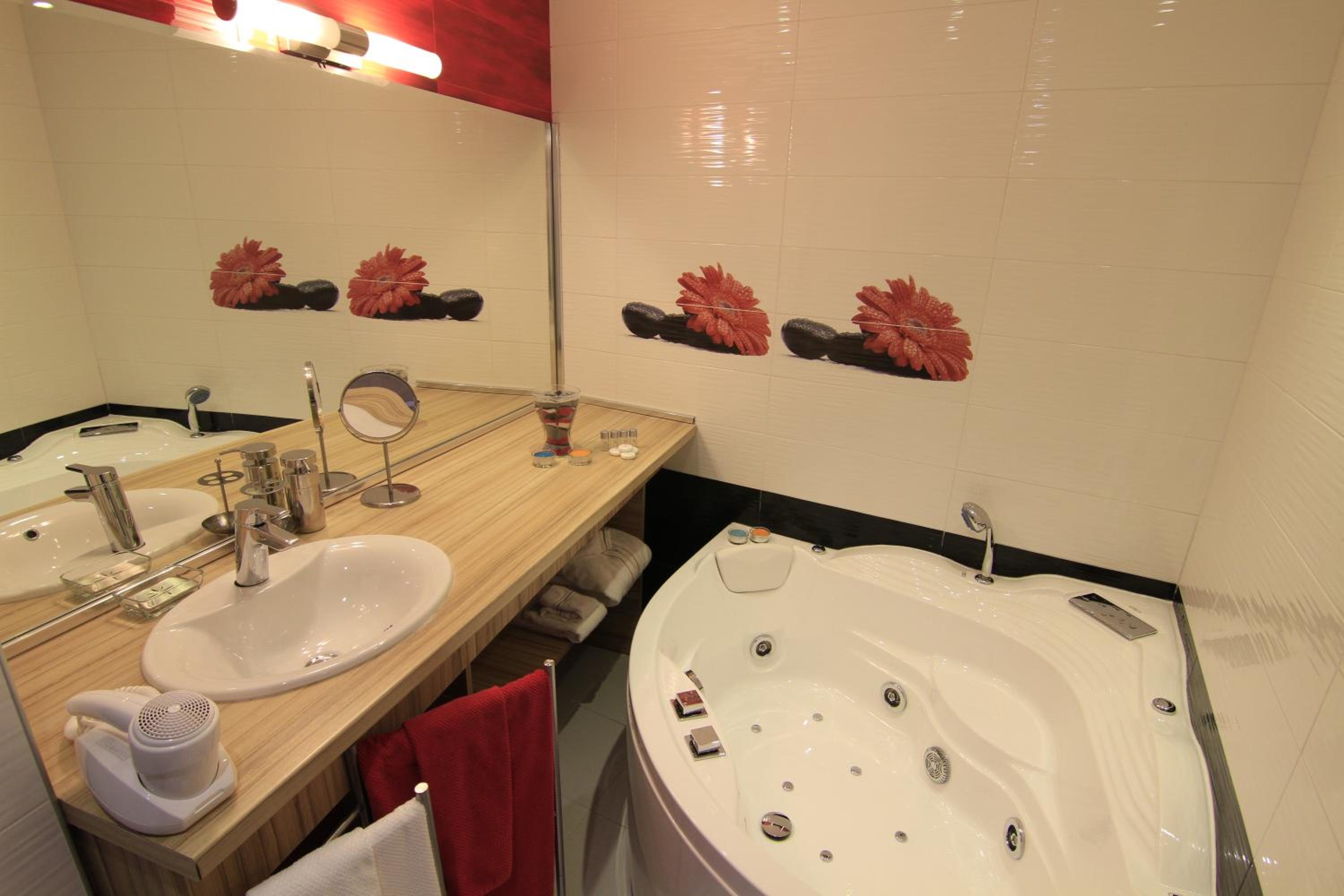 Deluxe One-Bedroom Apartment with Balcony  - Photo 3
