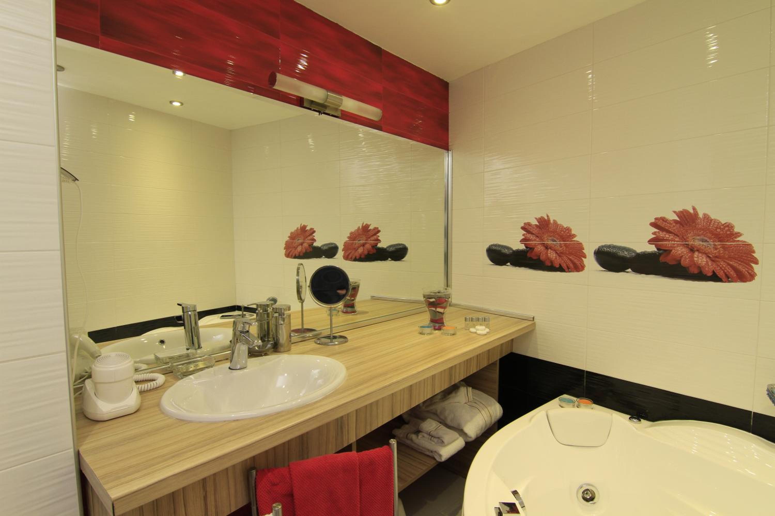 Deluxe One-Bedroom Apartment with Balcony  - Photo 4