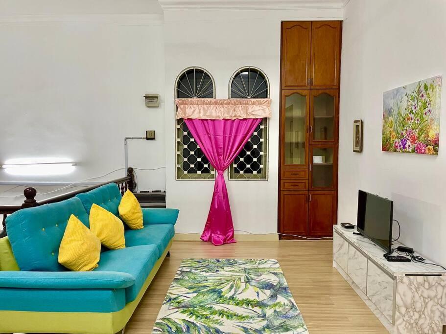 Five-Bedroom House photo 1