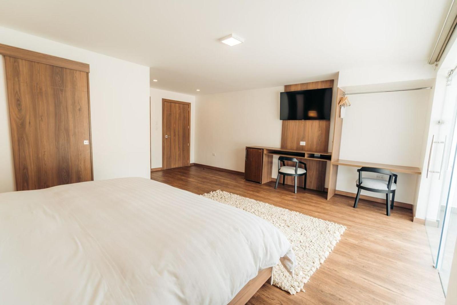 Deluxe King Suite photo 2