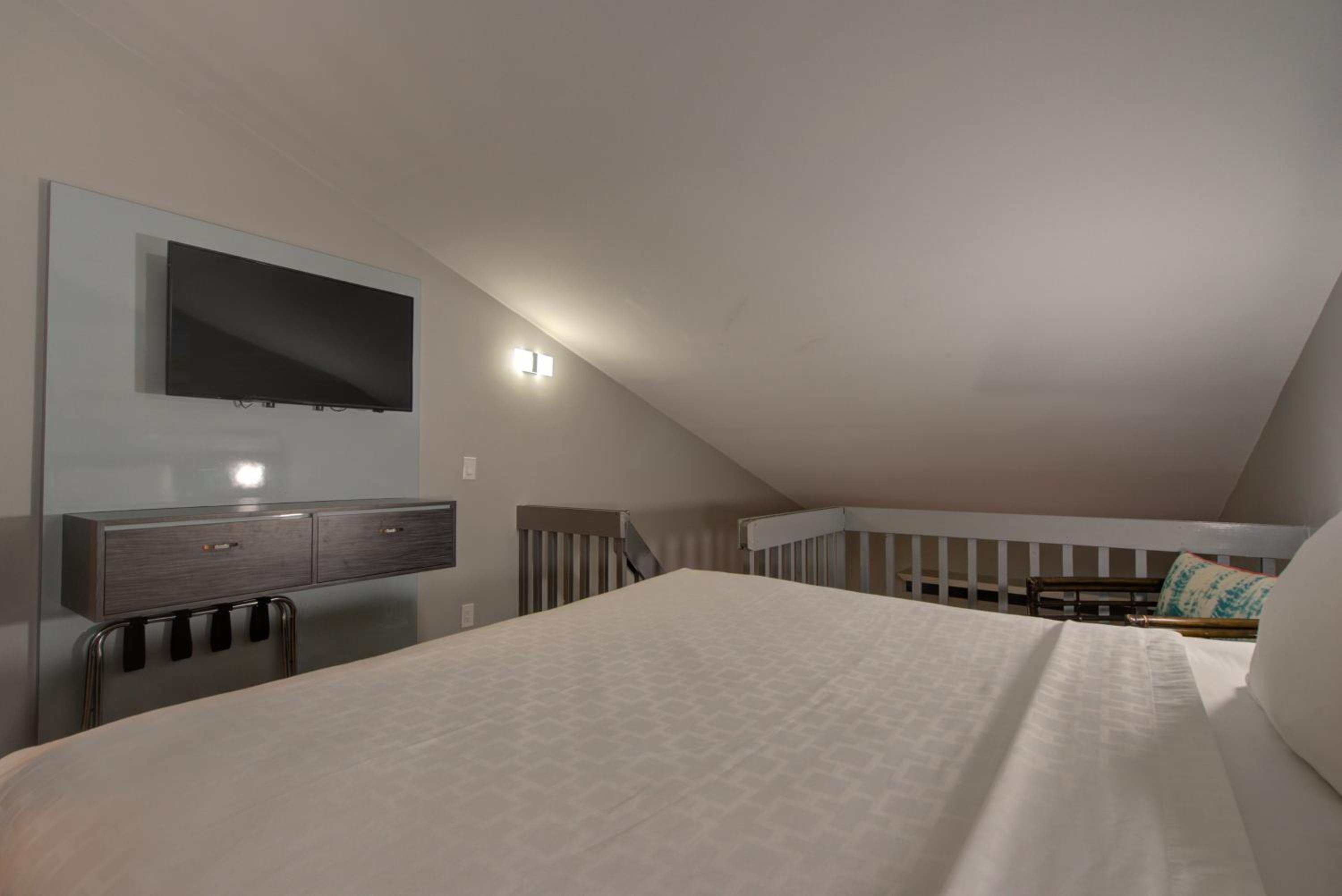 Suite with Loft - Non-Smoking - Photo 9