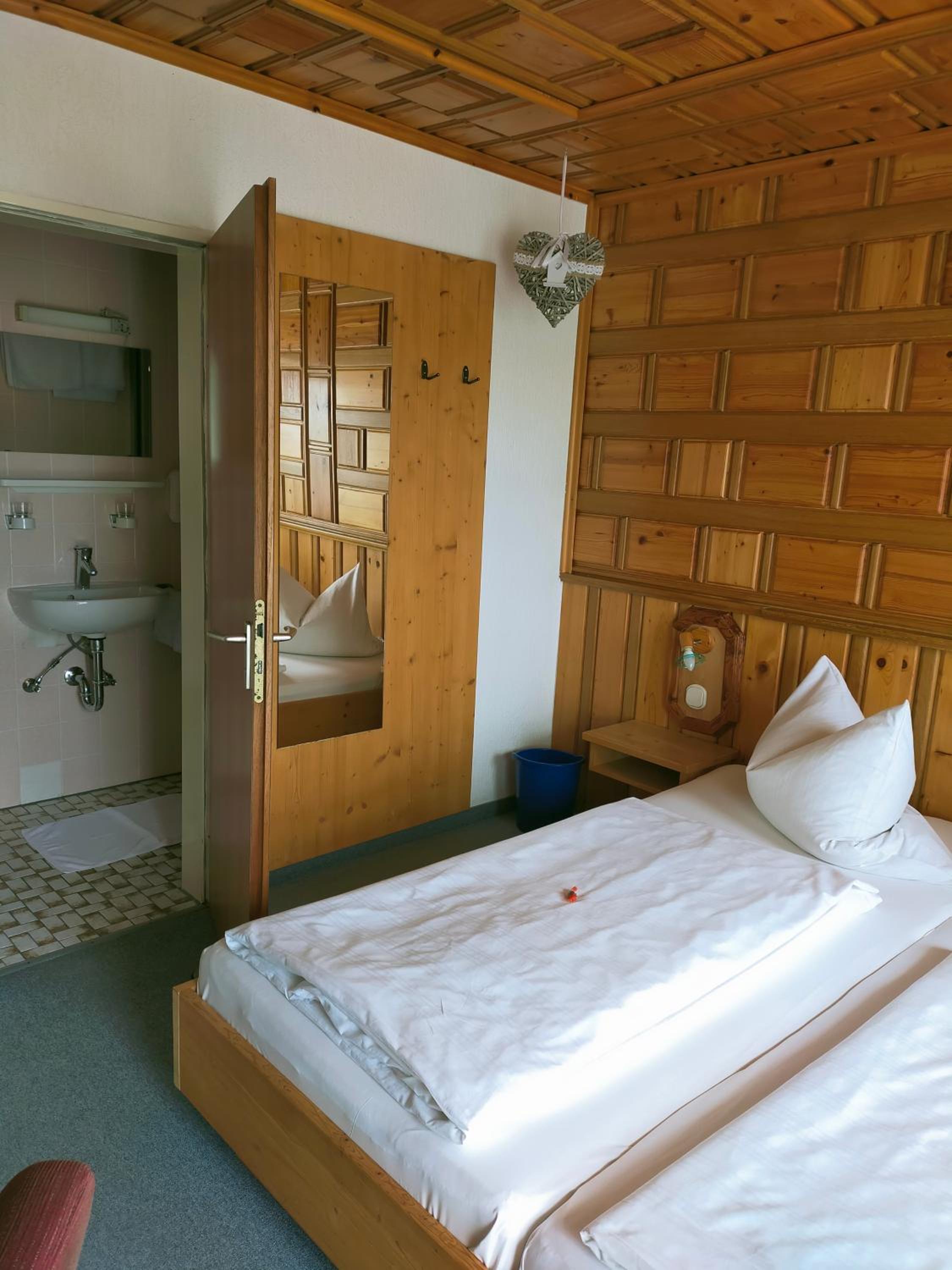 Double Room with Balcony - Photo 3
