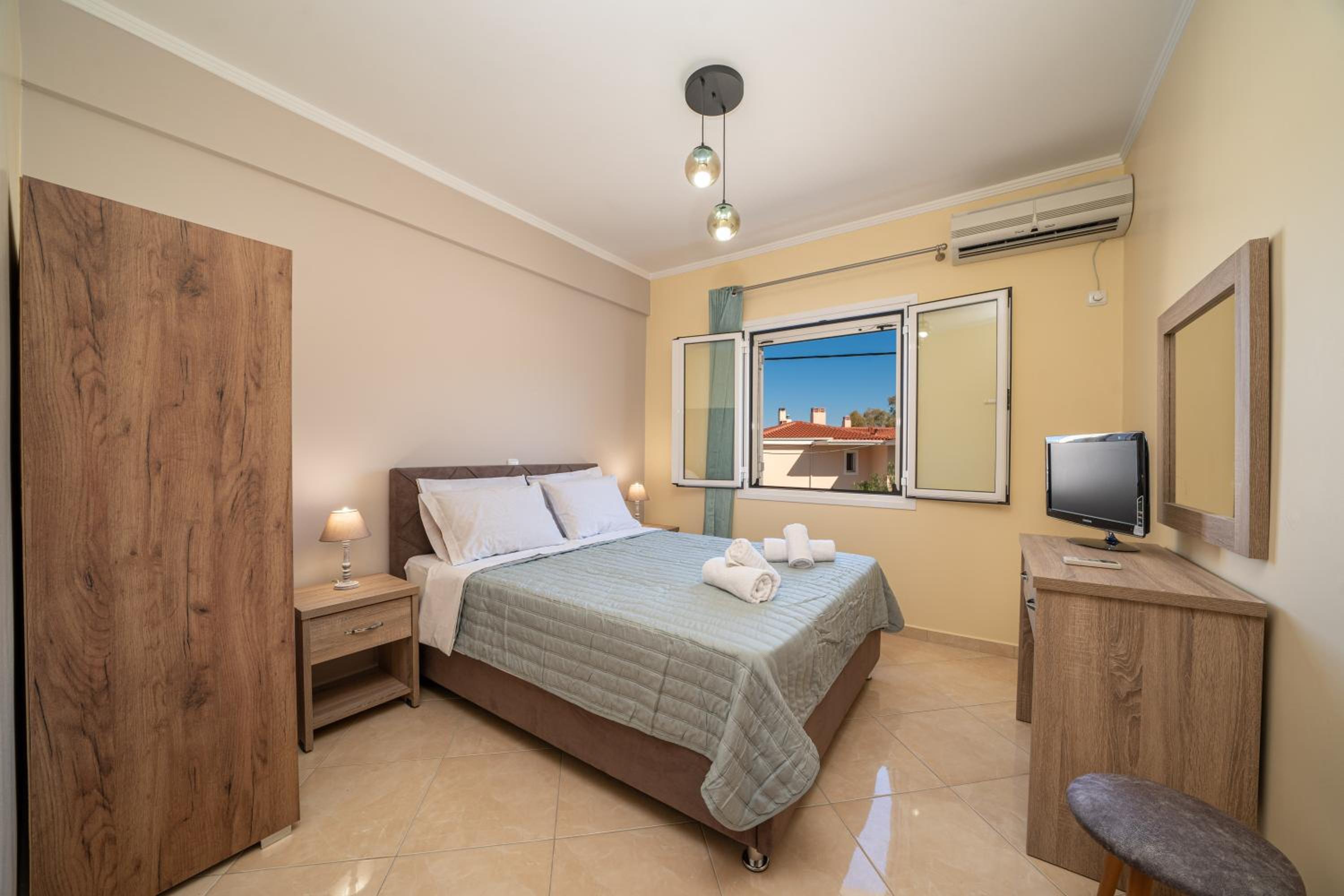 One-Bedroom Apartment with Balcony and Sea View photo 1