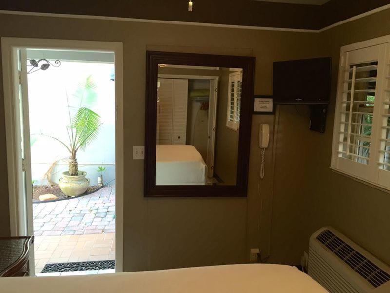 Standard Queen Room with Pool View photo 3