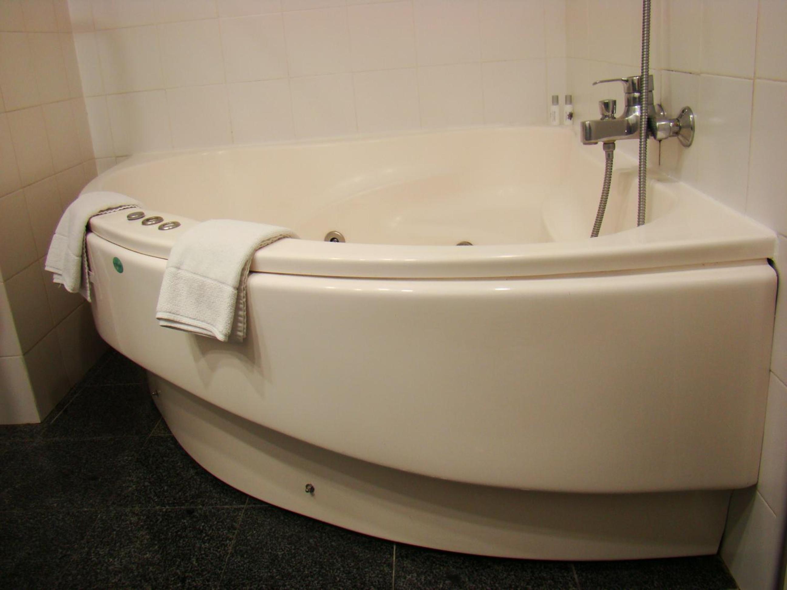 Double Room with Spa Bath - Photo 2