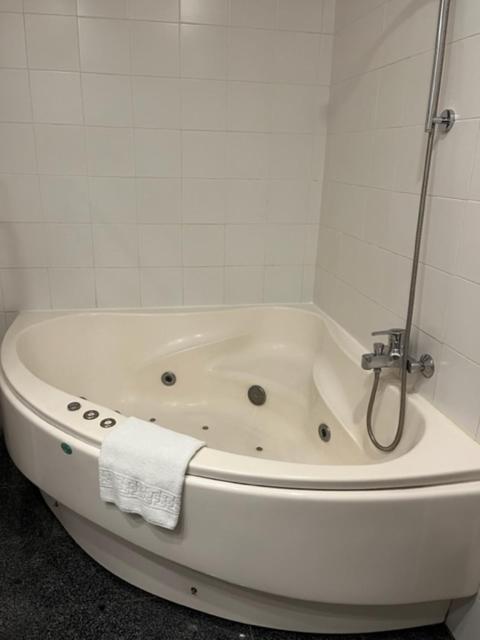 Double Room with Spa Bath - Photo 3