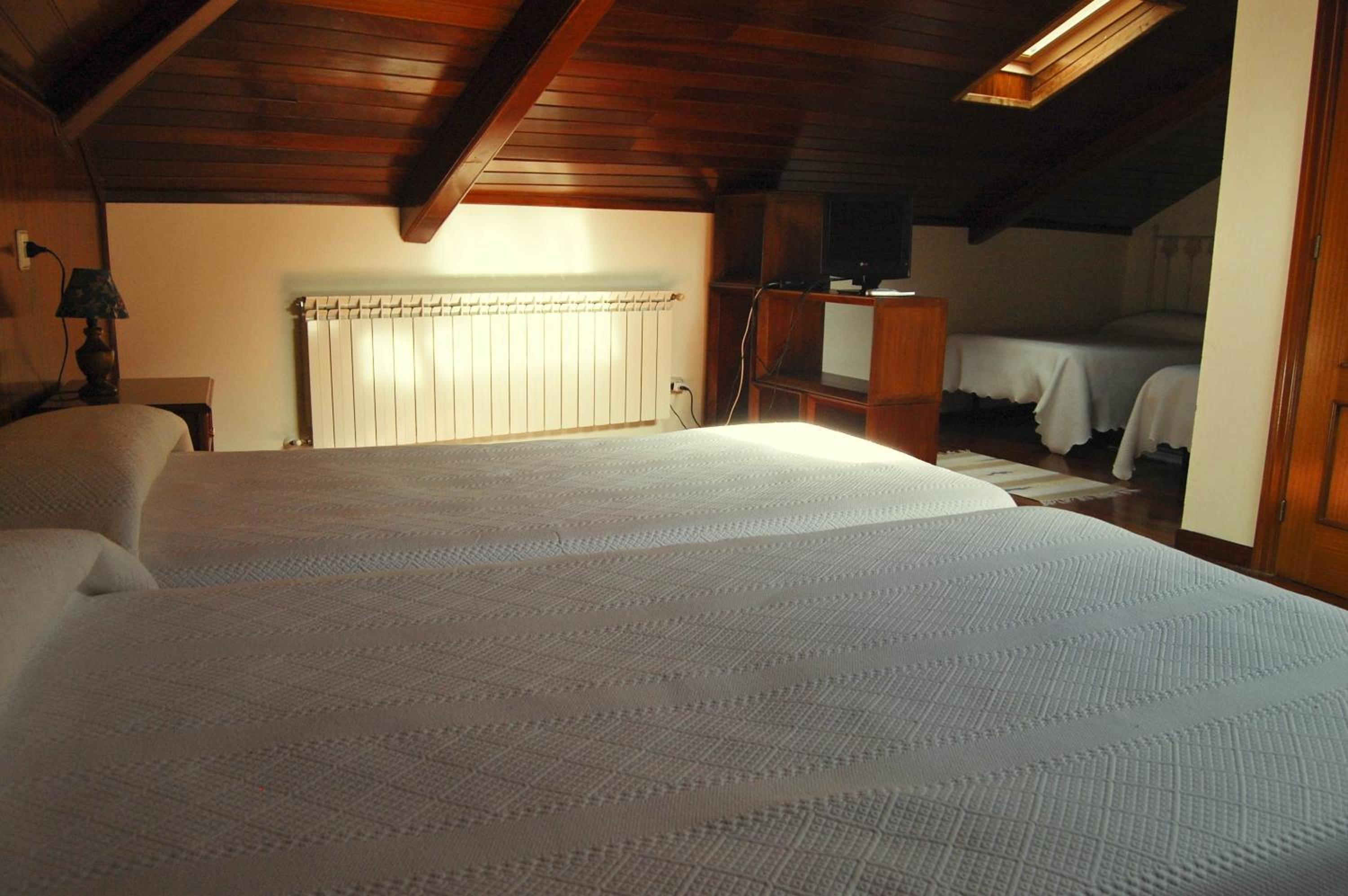 Quadruple Room with Private Bathroom - Photo 3