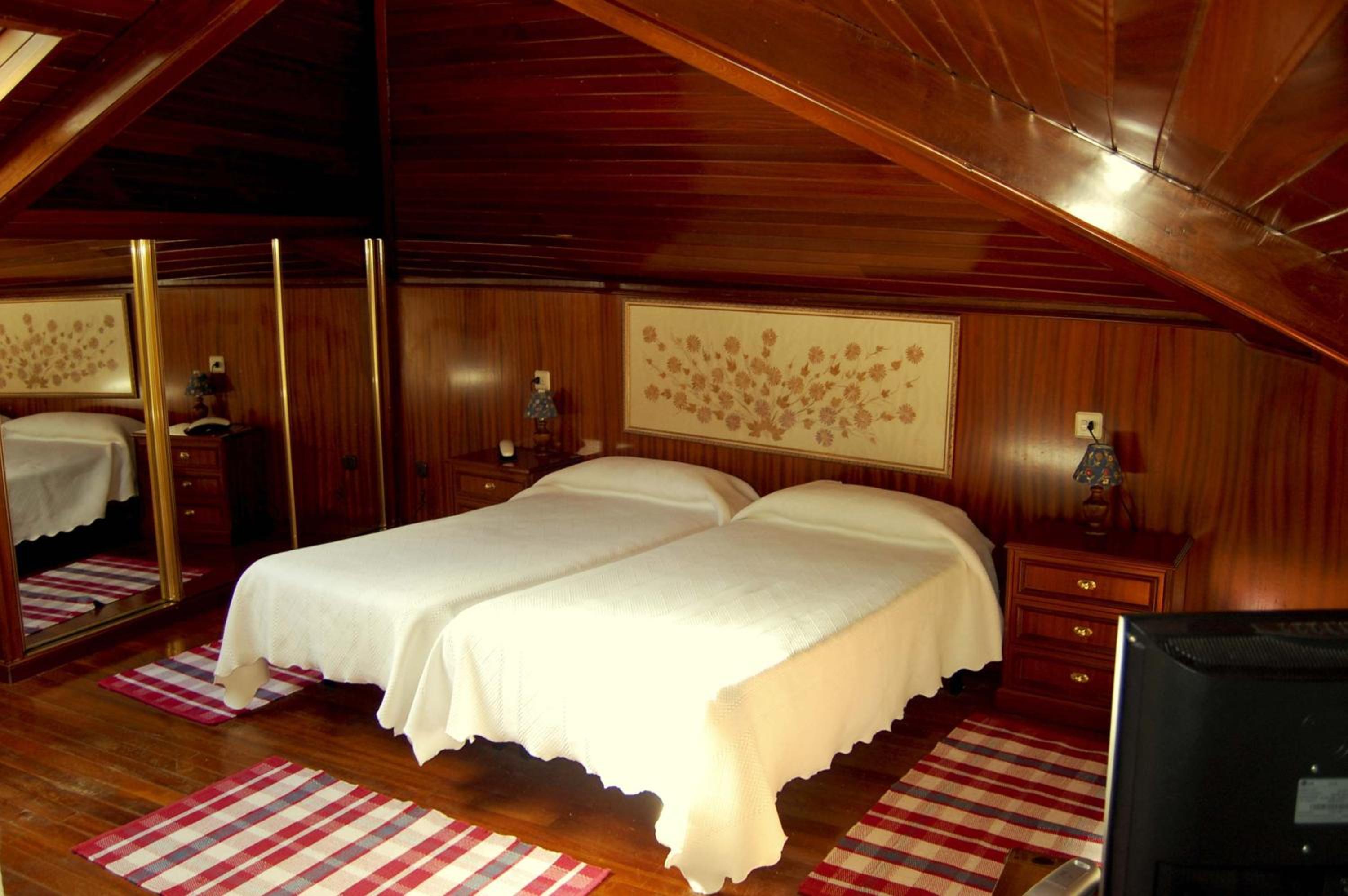 Quadruple Room with Private Bathroom - Photo 2