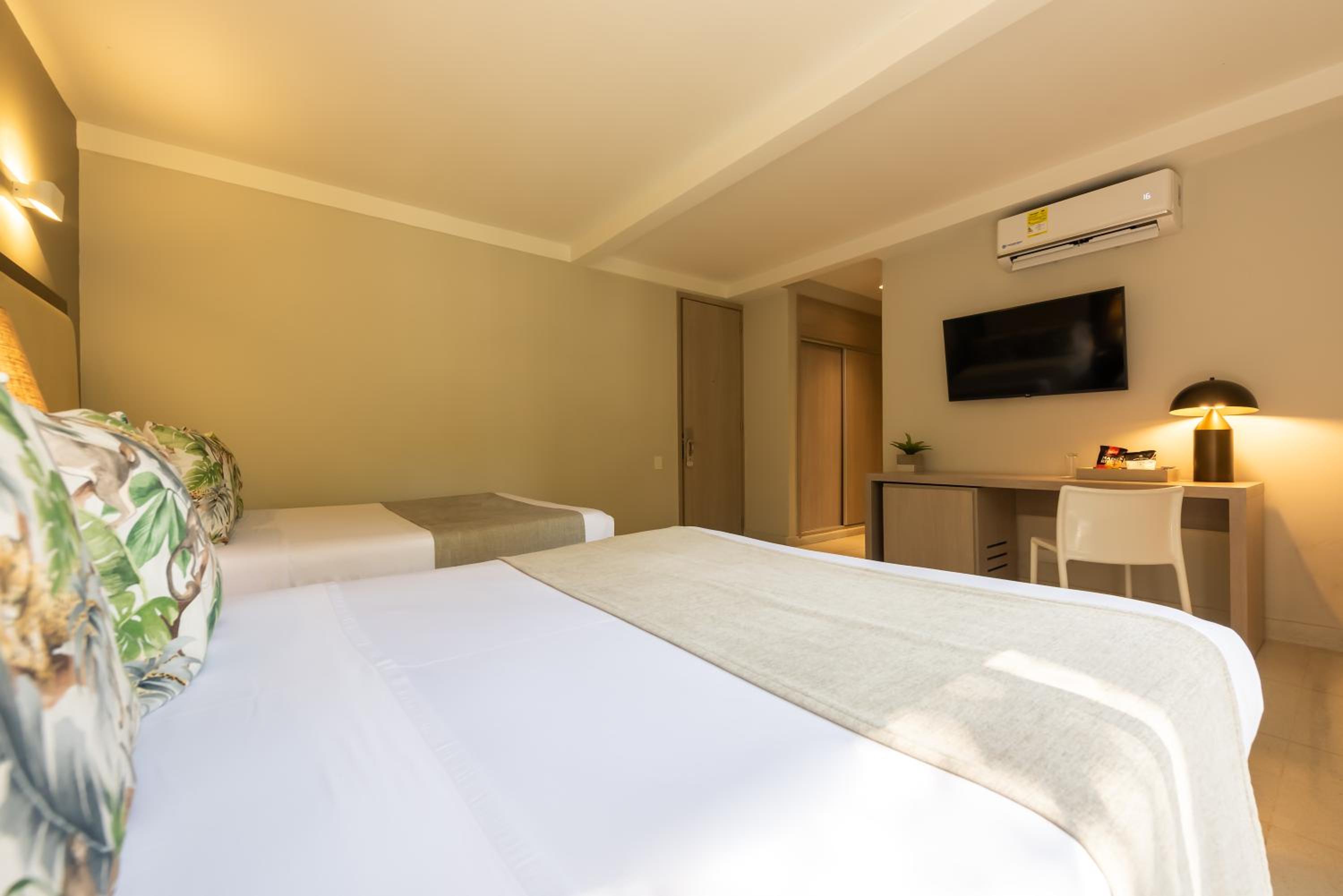Double Room with Two Double Beds - Photo 8