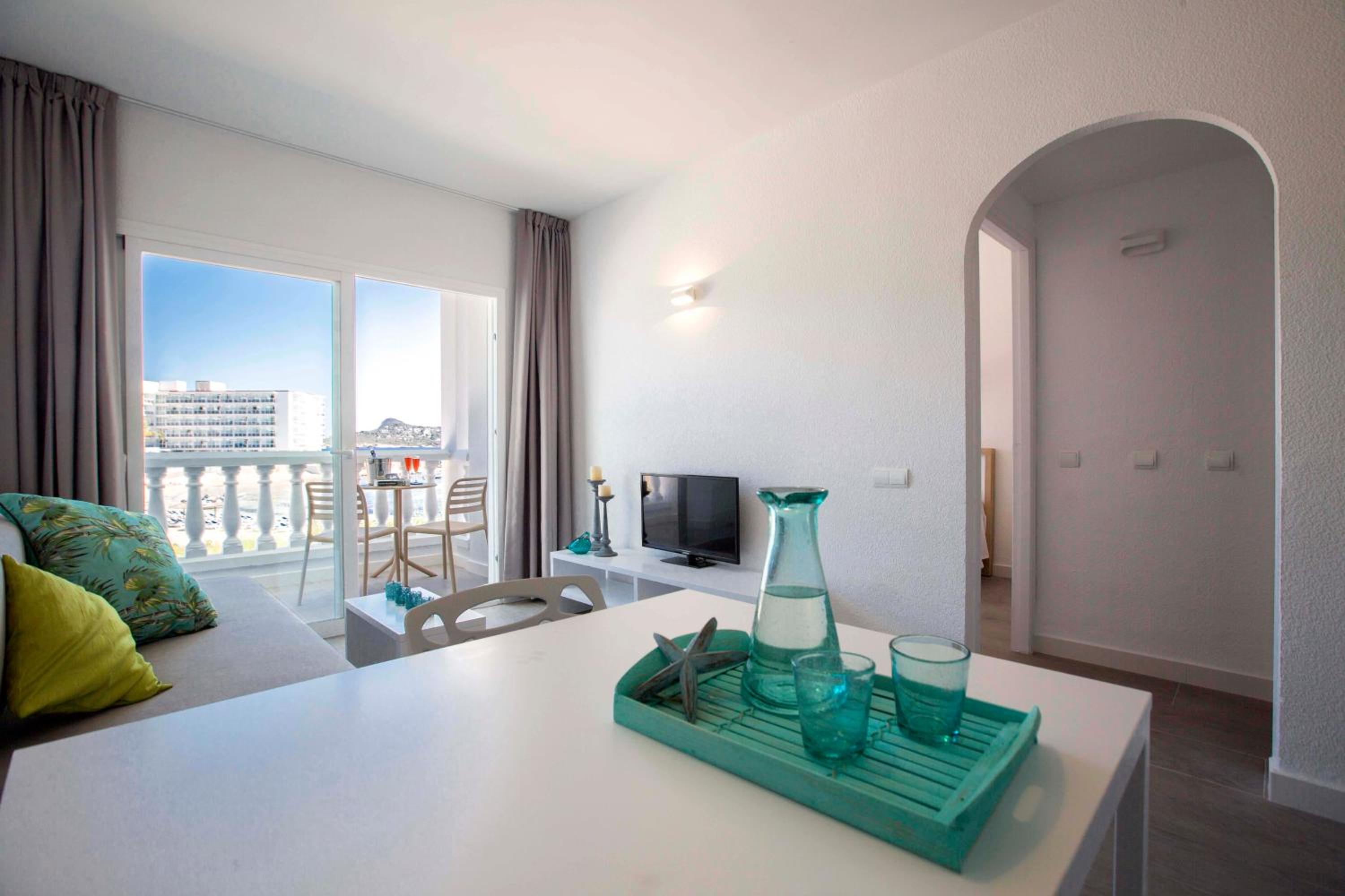 One-Bedroom Apartment with Lateral Sea View (3 Adults)