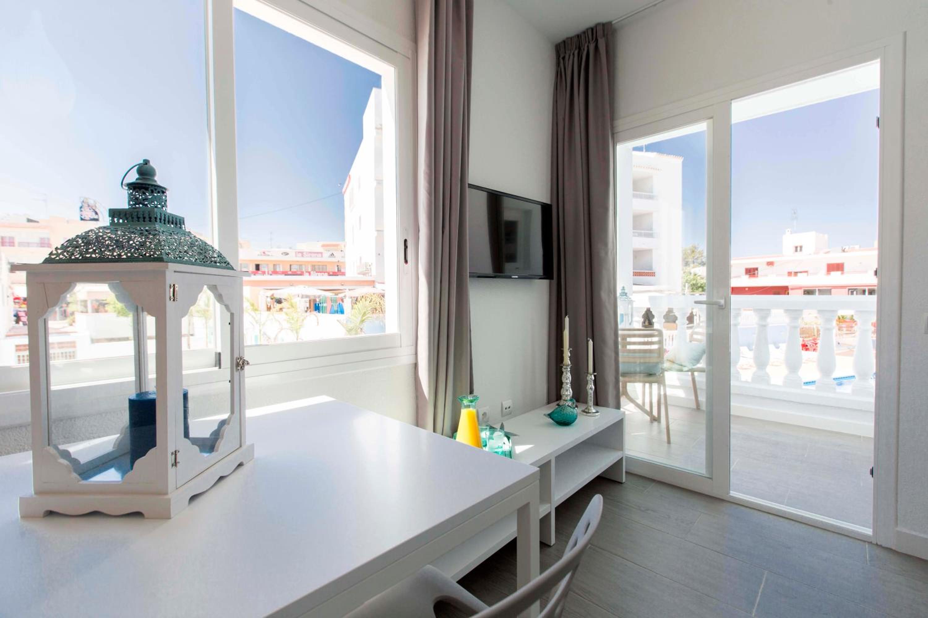 One-Bedroom Apartment with Sea View (1 Adult) photo 2
