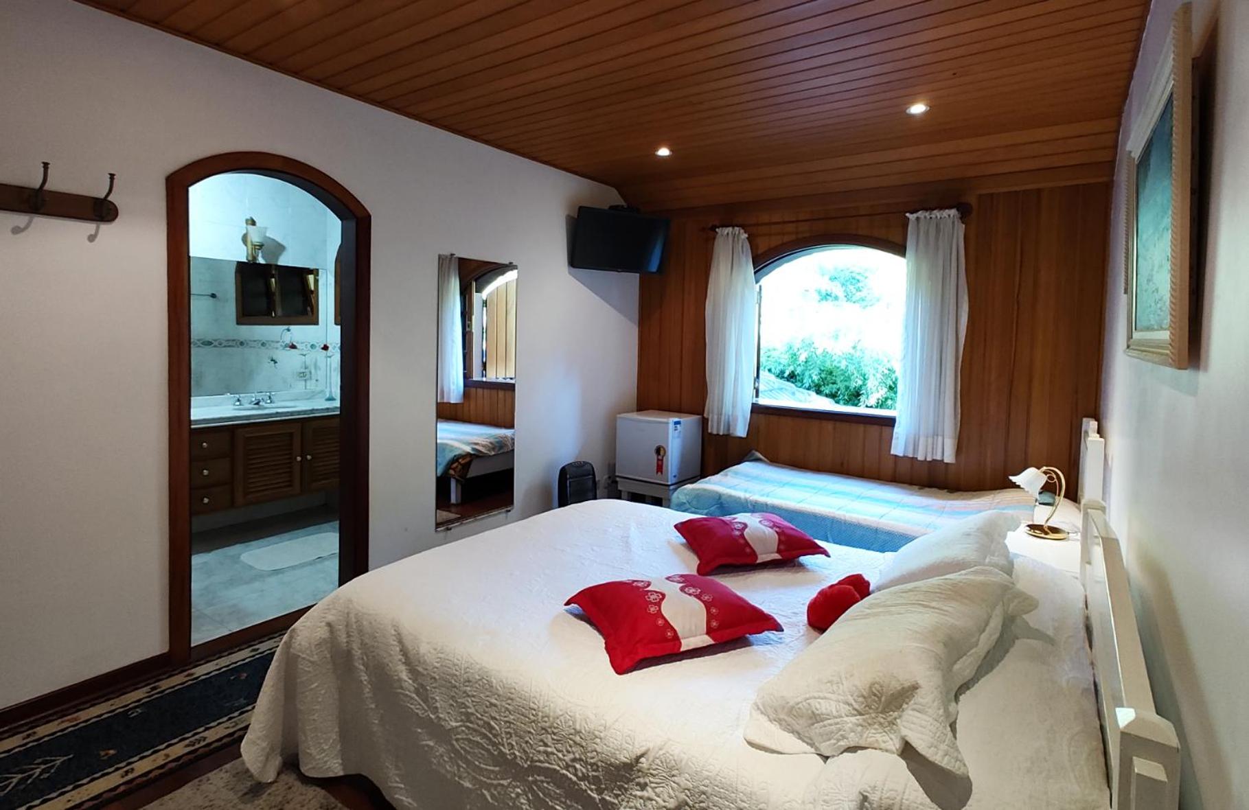 Deluxe Double Room (2 Adults + 1 Child) - Photo 1