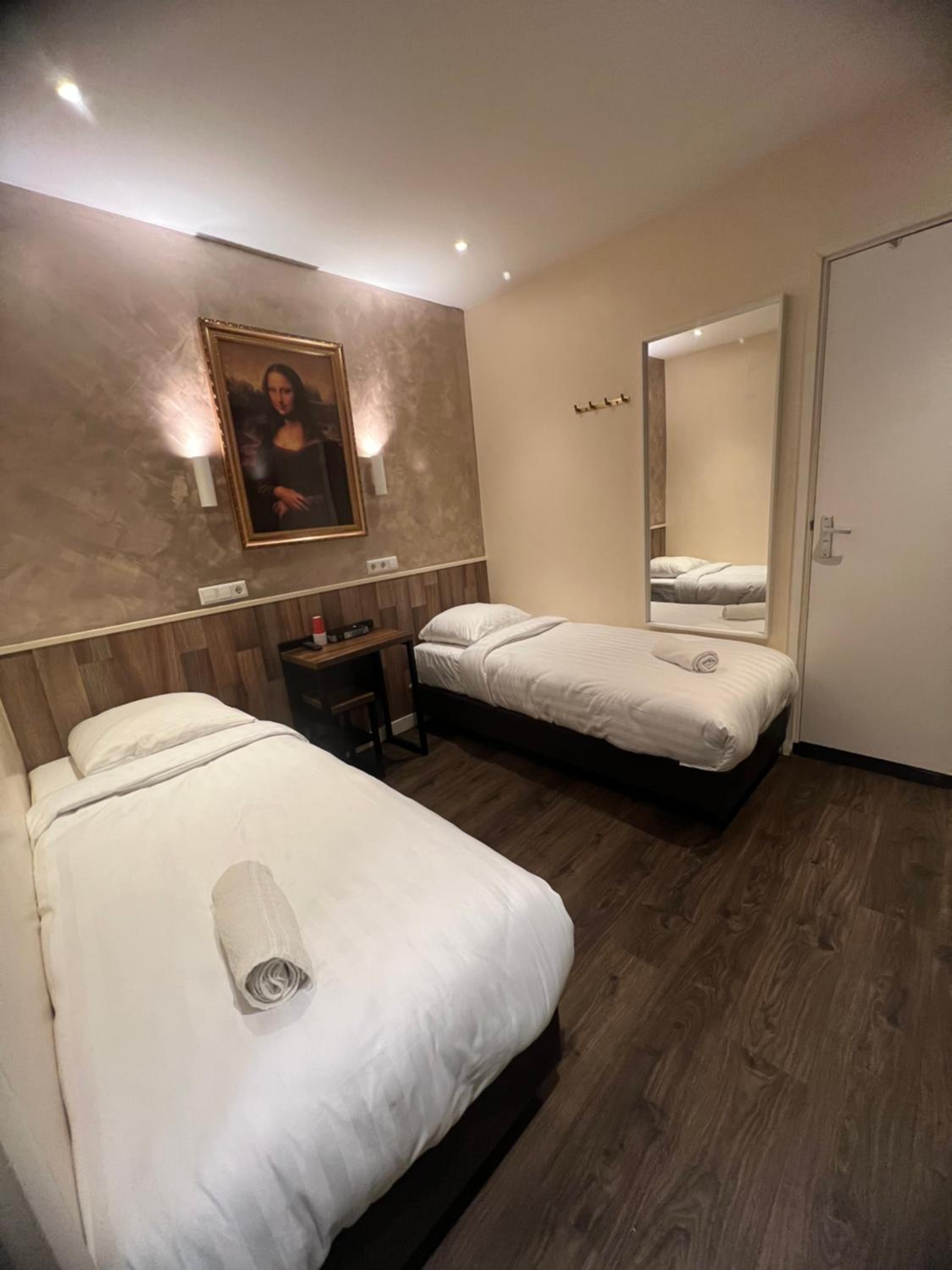 Twin Room with Private Bathroom photo 2