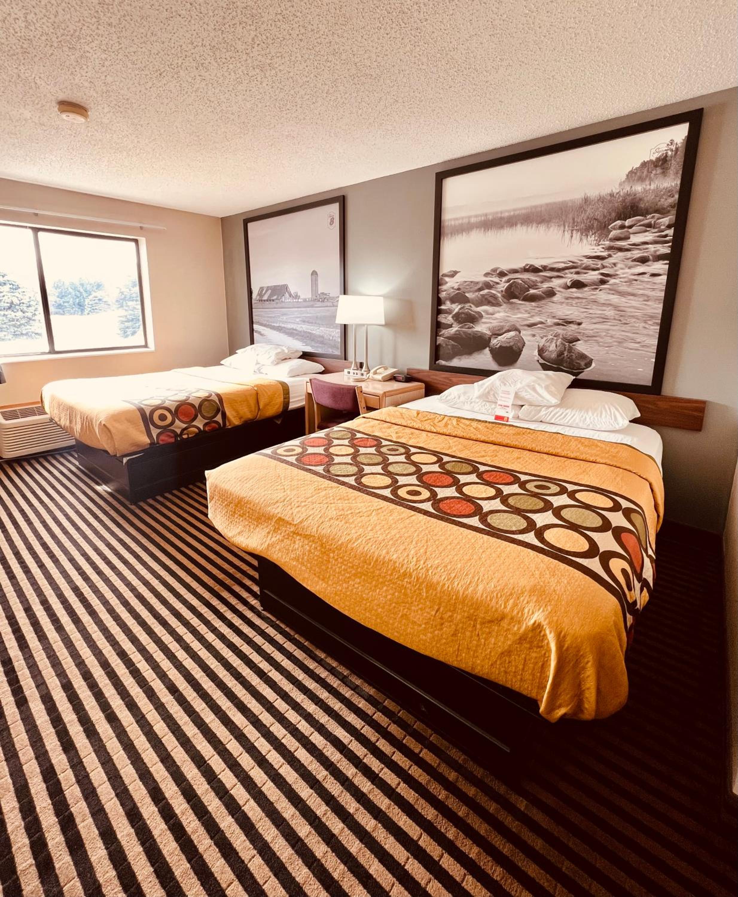 Queen Room with Two Queen Beds - Non-Smoking - Photo 7
