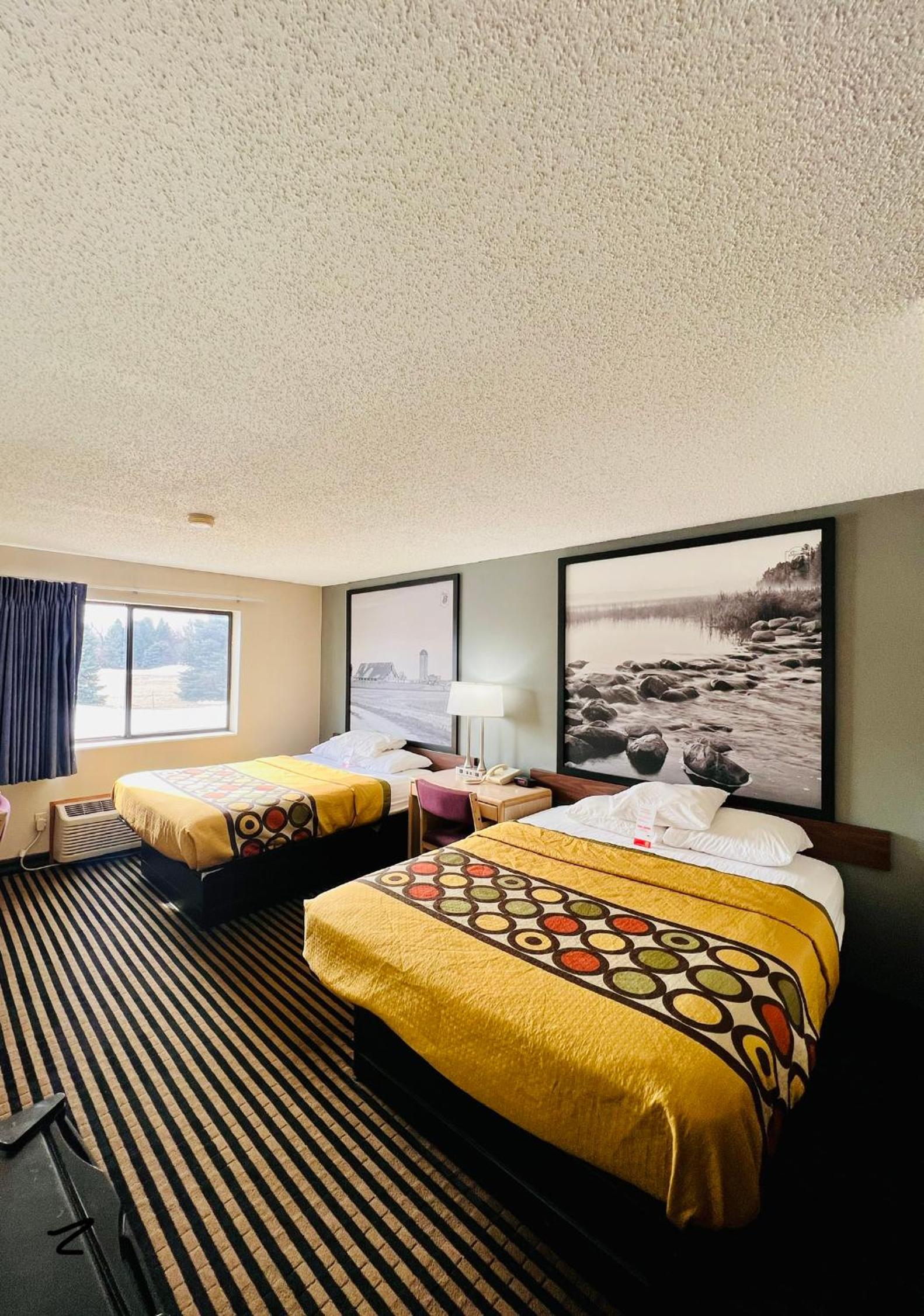 Queen Room with Two Queen Beds - Non-Smoking - Photo 8