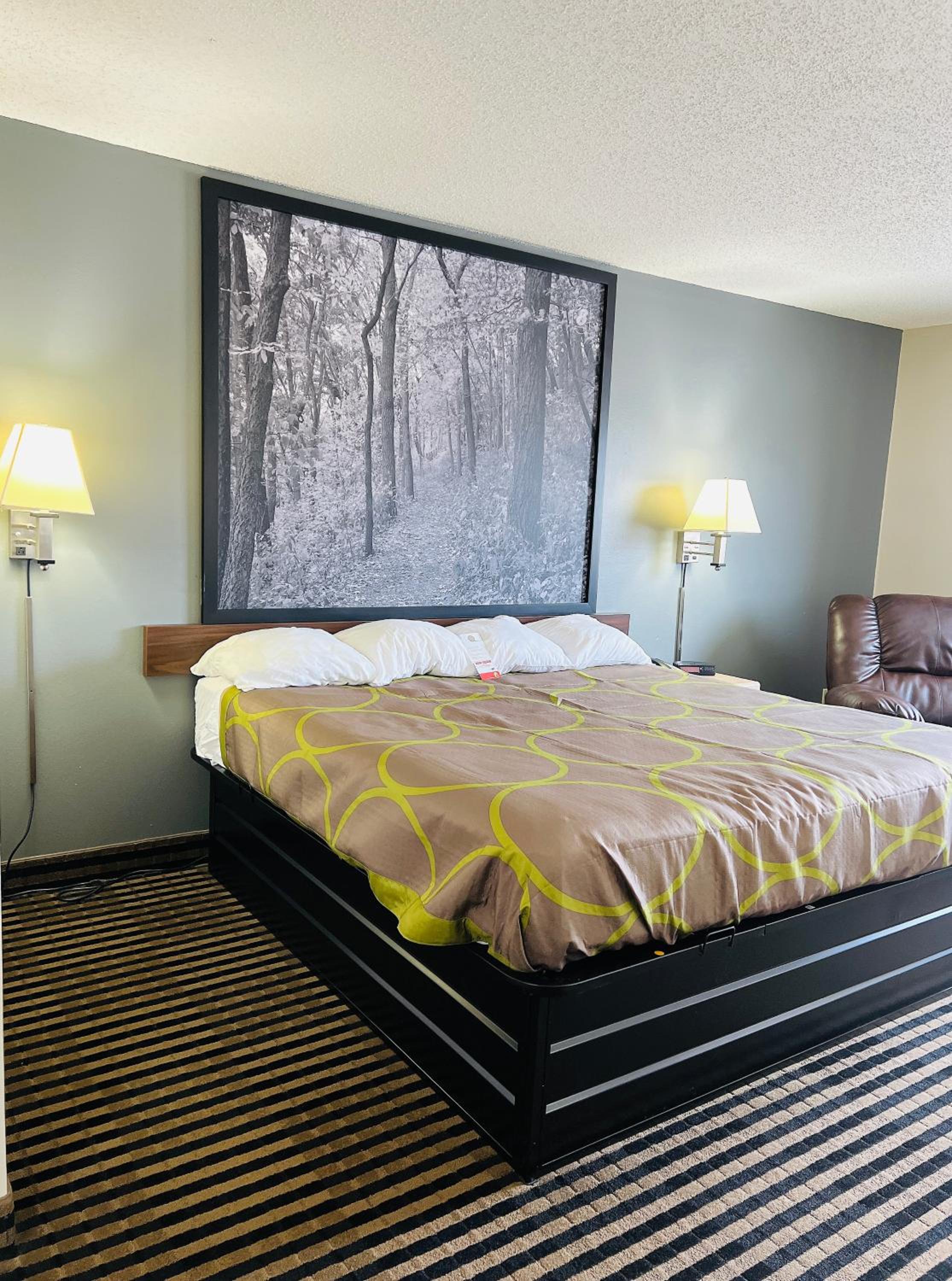 King Room - Non-Smoking - Photo 2