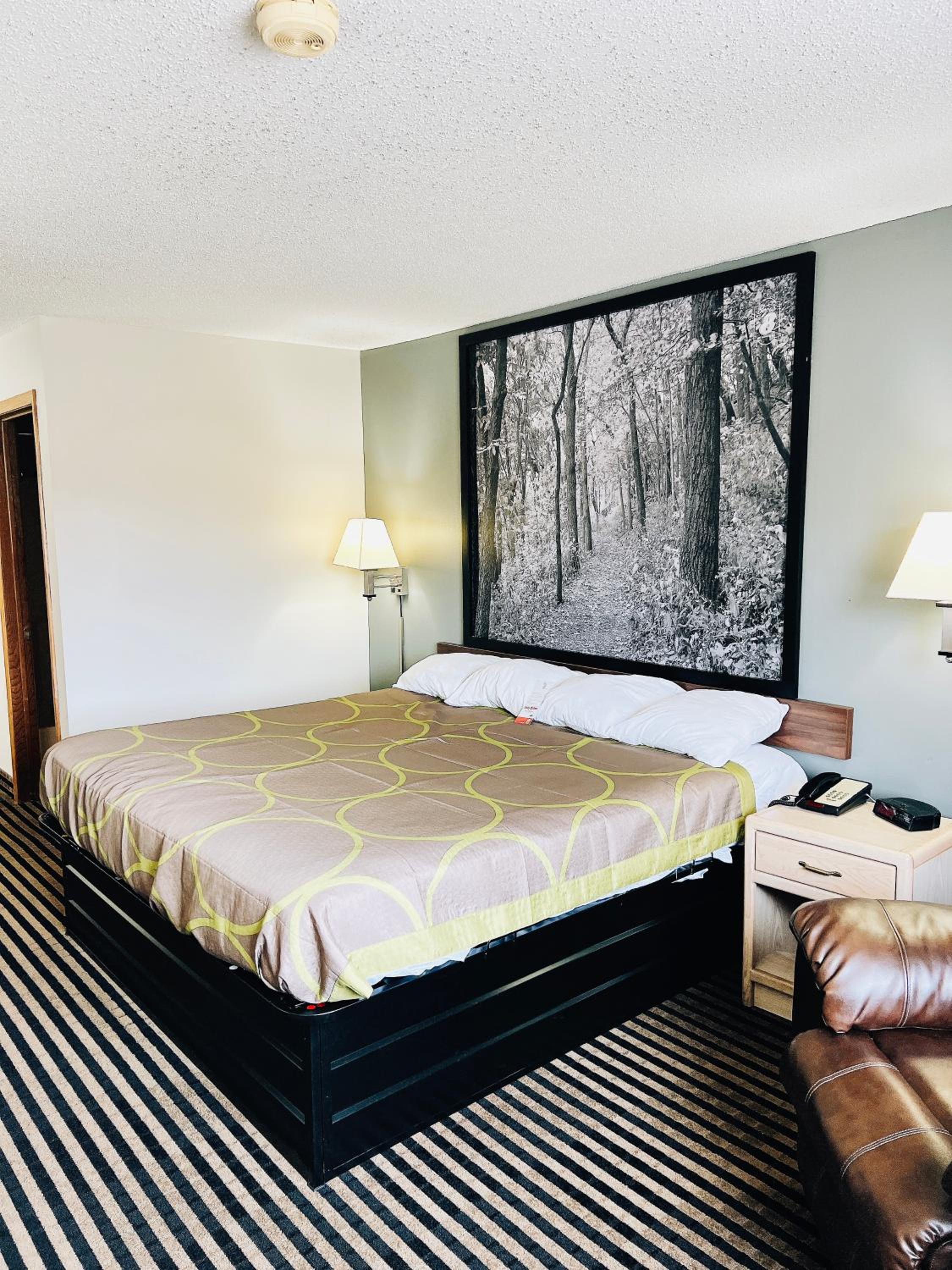 King Room - Non-Smoking - Photo 6