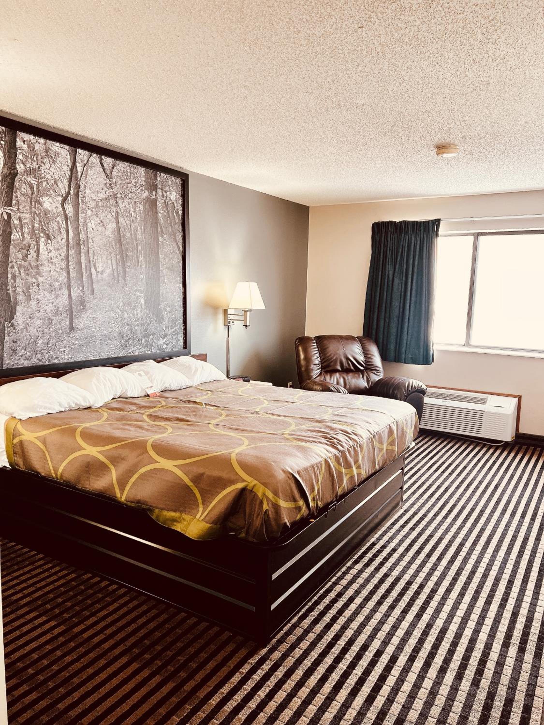 King Room - Non-Smoking - Photo 3