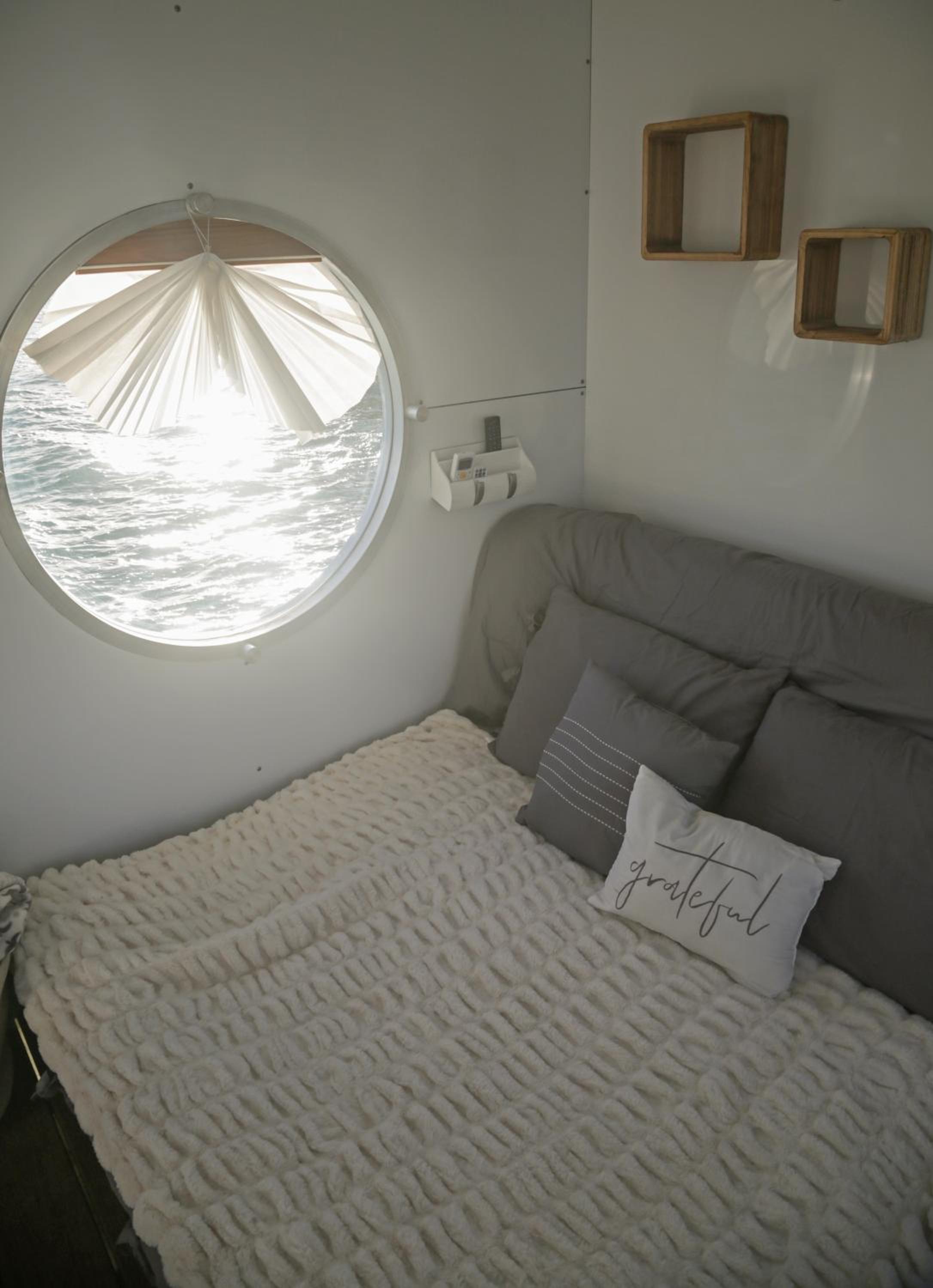 Houseboat photo 1